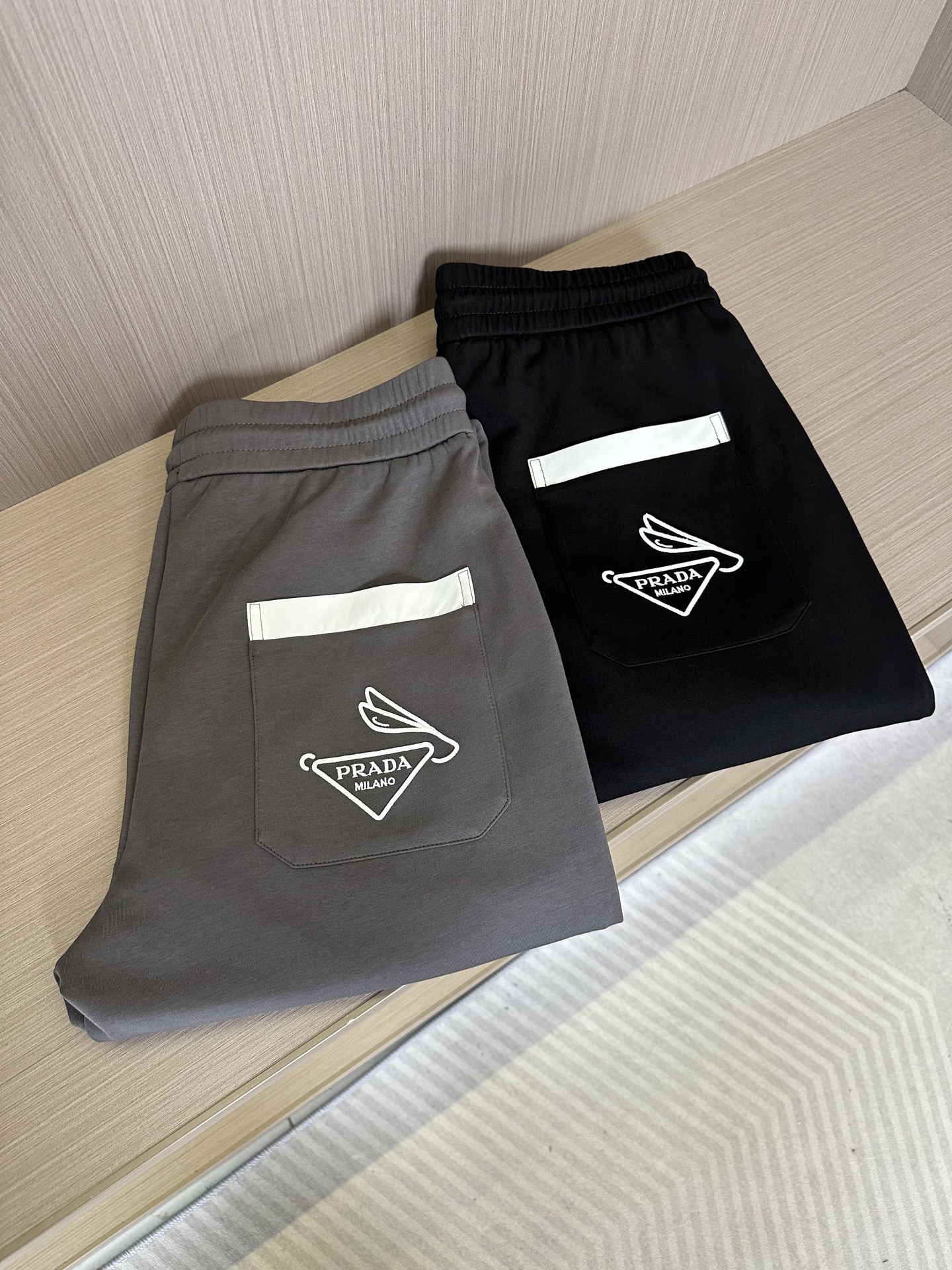 NO:490557,PD Prada 25SS summer new style, men's casual versatile trousers and casual pants. Customer-supplied worsted pure cotton fabric, which is different from ordinary cotton, with smooth texture and delicate texture, slightly elastic function, and beautiful cutting technology both inside and outside, always maintaining a perfect sporty and fashionable versatile shape. The drawstring design is very matching. The design and production are soft, three-dimensional and not stiff to show a low-key fashionable and sports style. The classic series creates the most outstanding sports and leisure system and the most comfortable feeling. Color black, gray Size M-3XL Size data M size hip circumference 100cm-waist circumference 76-84cm-pants length 100cm L size hip circumference 104cm-waist circumference 79-89cm-pants length 101cm  Xl size hip circumference 108cm-waist circumference 82-92cm-trouser length 102cm 2XL size hip circumference 112cm-waist circumference 85-95cm-trouser length 103cm 3XL size waist circumference 116cm-waist circumference 88-98cm-trouser length 104cm,,prada,alexander wang19860909PD普拉达25SS夏季新款 男士休闲百搭束脚卫裤休闲裤.客供精纺纯棉面料,区别于一般的棉质,手感质感顺滑细腻,略微弹性的功能,内外兼具的美感裁剪工艺,时刻保持完美的运动时尚百搭造型.抽绳设计弹力腰边及罗纹收口极具搭配性.设计制作柔软立体不生硬彰显低调的时尚运动风格.经典系列作品,缔造最为出色的运动休闲体系,最为舒适的感受. 颜色黑色,灰色 尺码M-3XL 尺码数据 M码臀围100cm-腰围76-84cm-裤长100cm L码臀围104cm-腰围79-89cm-裤长101cm Xl码臀围108cm-腰围82-92cm-裤长102cm 2XL码臀围112cm-腰围85-95cm-裤长103cm 3XL码腰围116cm-腰围88-98cm-裤长104cm,,prada,alexander wang,Men's clothing