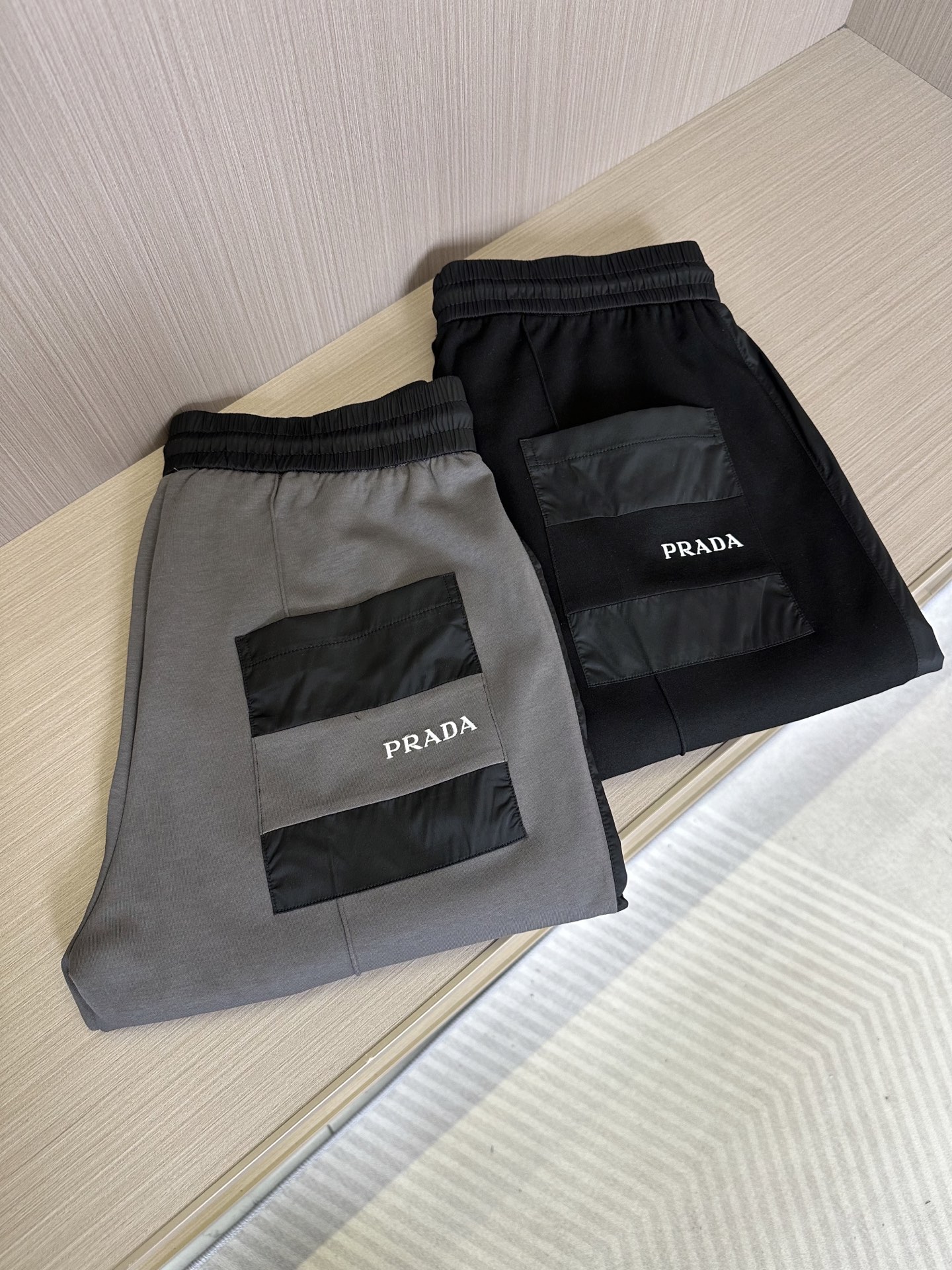 NO:490574,PD Prada 25SS summer new style, men's casual versatile trousers and casual pants. Customer-supplied worsted pure cotton fabric, which is different from ordinary cotton, with smooth texture and delicate texture, slightly elastic function, and beautiful cutting technology both inside and outside, always maintaining a perfect sporty and fashionable versatile shape. The drawstring design is very matching. The design and production are soft, three-dimensional and not stiff to show a low-key fashionable and sports style. The classic series creates the most outstanding sports and leisure system and the most comfortable feeling. Color black, gray Size M-3XL Size data M size hip circumference 100cm-waist circumference 76-84cm-pants length 100cm L size hip circumference 104cm-waist circumference 79-89cm-pants length 101cm  Xl size hip circumference 108cm-waist circumference 82-92cm-trouser length 102cm 2XL size hip circumference 112cm-waist circumference 85-95cm-trouser length 103cm 3XL size waist circumference 116cm-waist circumference 88-98cm-trouser length 104cm,,prada,alexander wang19860909PD普拉达25SS夏季新款 男士休闲百搭束脚卫裤休闲裤.客供精纺纯棉面料,区别于一般的棉质,手感质感顺滑细腻,略微弹性的功能,内外兼具的美感裁剪工艺,时刻保持完美的运动时尚百搭造型.抽绳设计弹力腰边及罗纹收口极具搭配性.设计制作柔软立体不生硬彰显低调的时尚运动风格.经典系列作品,缔造最为出色的运动休闲体系,最为舒适的感受. 颜色黑色,灰色 尺码M-3XL 尺码数据 M码臀围100cm-腰围76-84cm-裤长100cm L码臀围104cm-腰围79-89cm-裤长101cm Xl码臀围108cm-腰围82-92cm-裤长102cm 2XL码臀围112cm-腰围85-95cm-裤长103cm 3XL码腰围116cm-腰围88-98cm-裤长104cm,,prada,alexander wang,Men's clothing