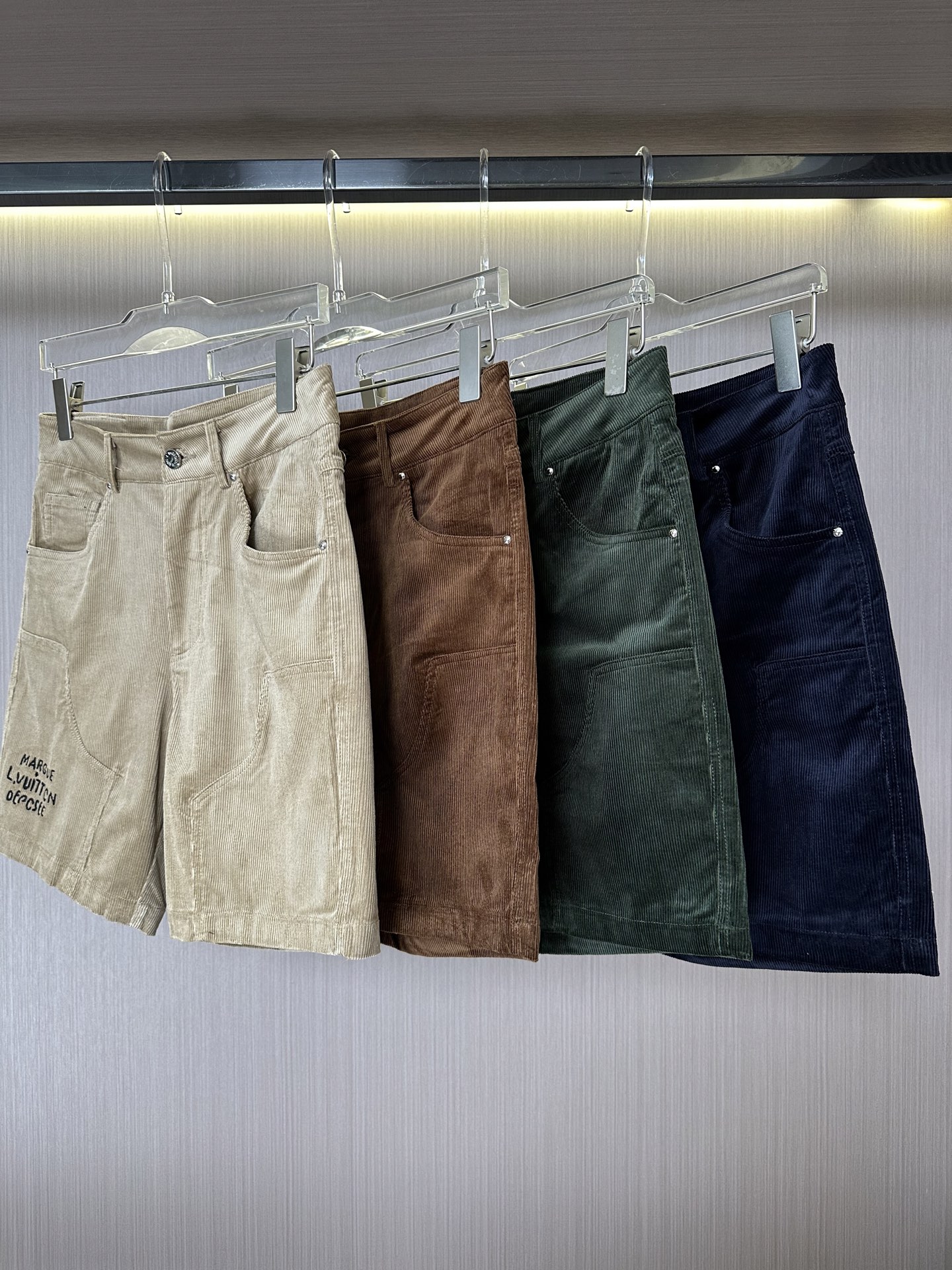 NO:155735,LV Donkey Brand 25SS Summer New Style Pit Strip Wash Corduroy Patch Flat Waist Casual Shorts Use imported fabric, ordered and dyed, and the upper body is full of high-end feeling. This fabric is very comfortable to wear, and it will not have a hard feeling. The pattern will be very delicate. It is a very good fabric. The upper body effect is satisfactory. Of course, the cost is relatively higher. After all, the materials used for the fabric are different. - Combine the texture with the actual wear. The cloth surface is soft and the feel is very smooth, which has become the favorite choice for everyone. Four colors are available. Number M-3XL,,louis vuitton,louis vuitton, shorts,alexander wang19860909LV驴牌25SS夏季新款 坑条洗水灯芯绒贴布平腰休闲短裤 采用进口面料,订染色,上身满满的高级感,这种面料穿起来非常舒适,不会有硬邦邦的感觉,而且纹路会非常细腻,是非常好的面料,上身效果令人感到满意 当然成本相对来说也比较高一些,毕竟面料所选用的材质是不一样,-将质感与实穿结合 布面光泽柔和,手感也非常细滑,成为众人最爱的选择 四色可选 码数M-3XL,,louis vuitton,louis vuitton,shorts,alexander wang,Men's clothing