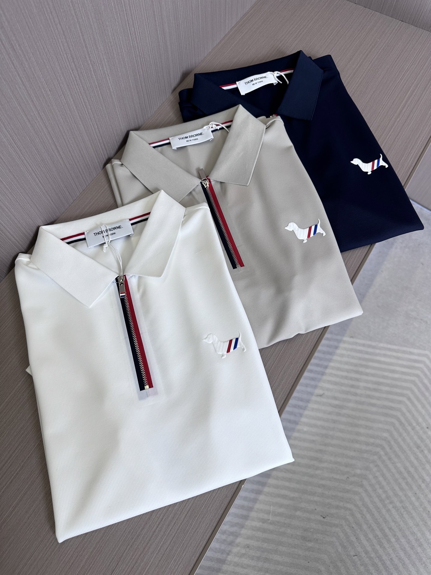 NO:441610,TB 2025ss classic fashion lapel Polo shirt short sleeves trading company channel orders, the official website is released simultaneously, simple and elegant, fashionable and versatile, and the quality is even more unscrupulous!! The quality of the fabric is as high as ever, with the collar and button knitted threads, soft and stylish, breathable and comfortable. The upper body has a good drape, not easy to deform! It is even more difficult to fade! The chest embroidery design makes the overall upper body effect more low-key, luxurious, noble and elegant! It shows a different flavor! Business casual, fashionable and versatile, it is simply a must-have item for every successful man! 3 color models, code number M-3XL, T-shirt, alexander wang19860909TB 2025ss经典时尚翻领 Polo衫短袖 贸易公司渠道订单,官网同步发售,简约大气,时尚百搭,品相更是无法挑剔!!面料这块品质也是一如既往的高规格,,领子和纽扣针织螺纹,柔软有型、透气舒适.上身垂感好,不易变形!更不易褪色! 胸口刺绣设计 使得整体的上身效果更加的低调奢华,高贵典雅!彰显出别样的风味!商务休闲,时尚百搭,简直是每位成功男士的必备单品!3色款 码数M-3XL,,T-shirt,alexander wang,Men's clothing