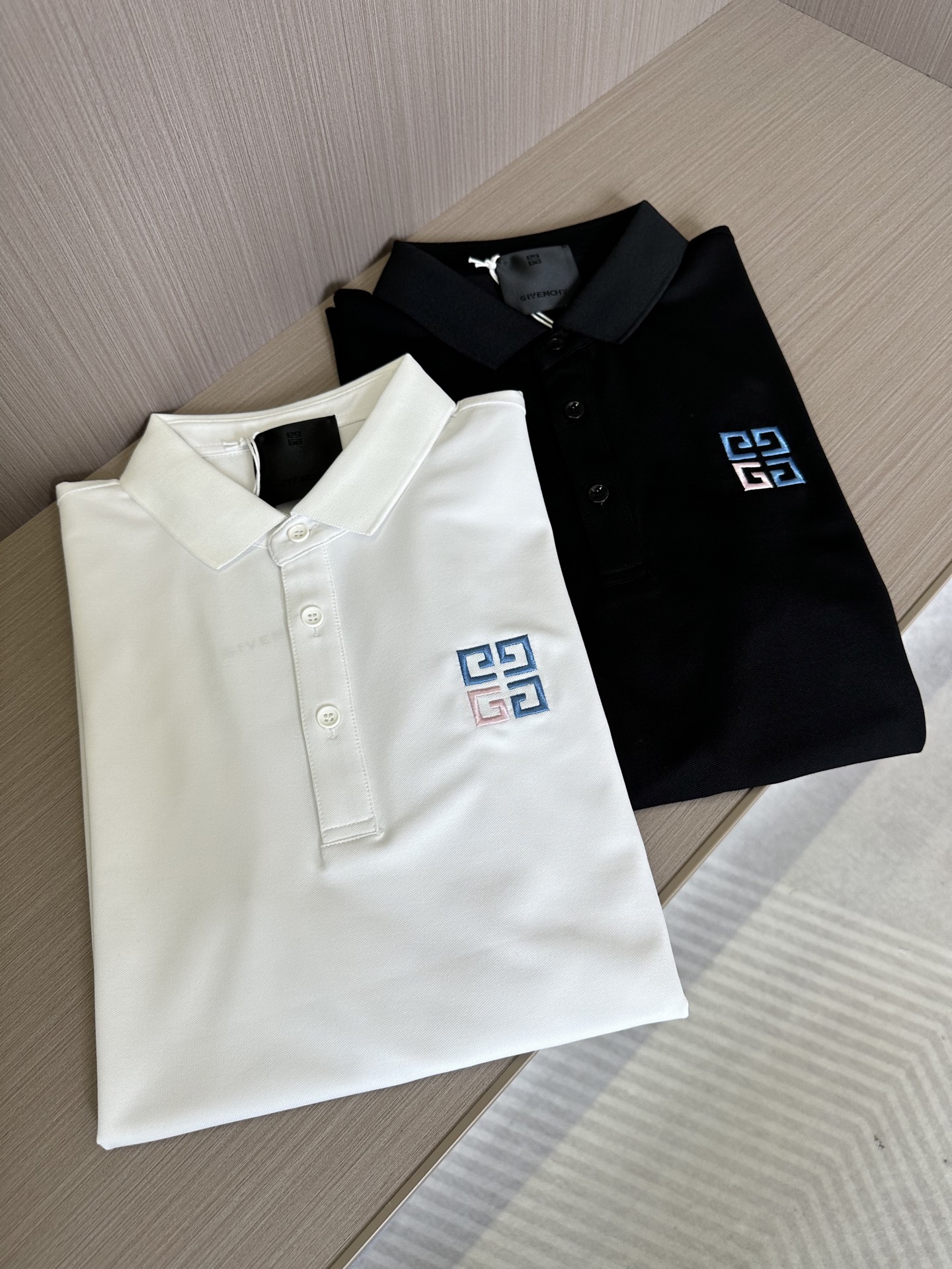 NO:441634,GVC2025 latest men's short-sleeved Polo shirt, the latest brand design elements!  Neither monotonous nor complicated, it shows taste just right!  Customer-supplied top custom fabrics!  Comfortable, sweat-absorbing and breathable, the unique high-end fabric presents a simple and elegant temperament!  Embroidery logo craftsmanship on chest!  The quality and quality are the most perfect and full three-dimensional! Standard cutting design!  Every detail is a reflection of high-end fashion. Color black and white. Size: M L XL XXL 3XL, T-shirt, alexander wang19860909GVC2025最新款男士短袖Polo衫,品牌最新设计元素！既不单调也不复杂,恰到好处的展现品味！客供顶级定制面料！舒适吸汗透气根本不在话下,面料独具的高奢感呈现简约优雅气质！胸前品牌标识刺绣logo工艺！品质品相都是最完美的饱满立体!标准裁剪设计！每一处细节都是与高端时尚同步的体现 颜色黑色 白色 尺码: M L XL XXL 3XL,,T-shirt,alexander wang,Men's clothing