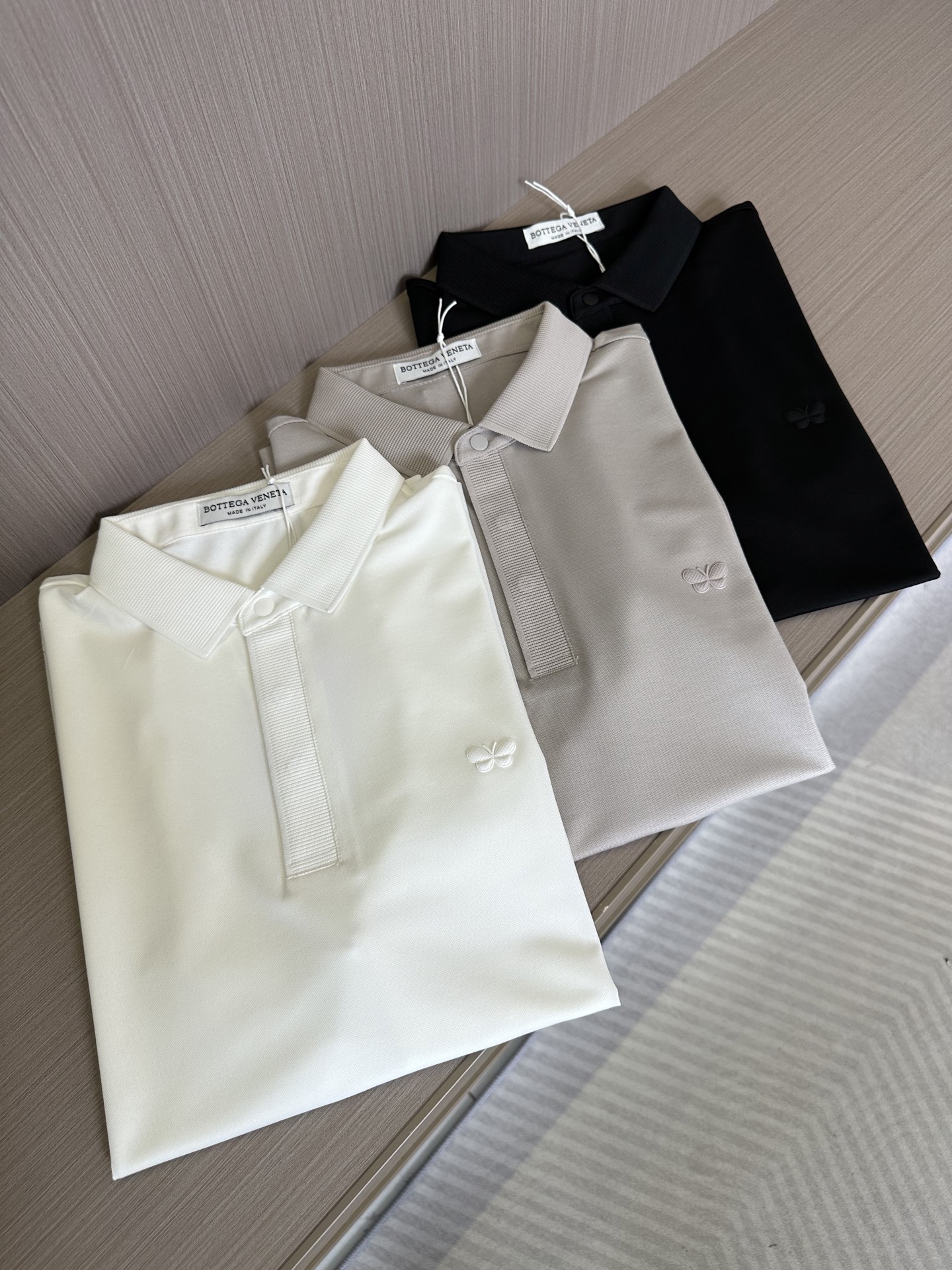 NO:441652,BV2025 Polo shirt short-sleeved T-shirt uses imported high-resilience high-quality fabrics and a comfortable texture! Sweat-absorbing and breathable, quick-drying, continuous cold, elastic on all sides, comfortable and stylish upper body, unrestrained and tight, multi-color selection, high-end and versatile to meet different occasions and style needs. Three colors are in a uniform size S-2XL (corresponding to M-3XL), bottega veneta, T-shirt,tees, t-shirt, alexander wang19860909BV2025 Polo衫短袖T恤 采用進囗高回弹优质面料、质地舒爽！吸汗透气 速干降温 持续冰凉 、四面弹力,上身舒适有型,穿着不拘束不紧绷,多色可选,高级百搭 满足不同场合和风格需求. 三色齐发 尺码S-2XL（对应M-3XL）,,bottega veneta,T-shirt,tees，t-shirt,alexander wang,Men's clothing