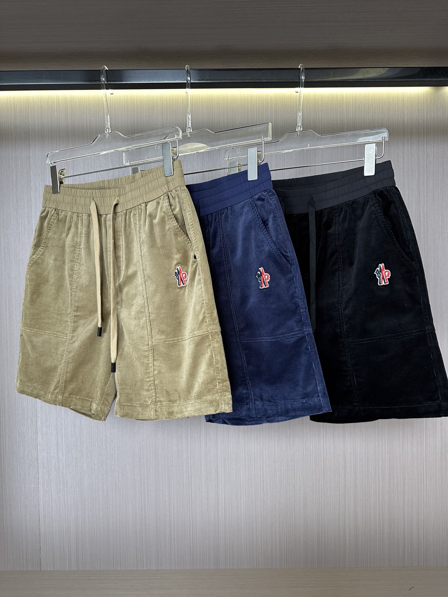 NO:140843,The 25SS summer pit strip washing corduroy patch flat waist casual shorts are made of imported fabric, ordered and dyed, and the upper body is full of high-end feeling. This fabric is very comfortable to wear, and will not have a hard feeling. The pattern will be very delicate. It is a very good fabric. The upper body effect is satisfactory. Of course, the cost is relatively higher. After all, the materials used for the fabric are different. - Combine the texture with the actual wear. The cloth surface is soft and the feel is very smooth, making it a favorite choice for everyone. Three colors are available. Number M-3XL, Moncler, shorts, alexander wang19860909蒙口25SS夏季坑条洗水灯芯绒贴布平腰休闲短裤 采用进口面料,订染色,上身满满的高级感,这种面料穿起来非常舒适,不会有硬邦邦的感觉,而且纹路会非常细腻,是非常好的面料,上身效果令人感到满意 当然成本相对来说也比较高一些,毕竟面料所选用的材质是不一样,-将质感与实穿结合 布面光泽柔和,手感也非常细滑,成为众人最爱的选择 三色可选 码数M-3XL,,Moncler,shorts,alexander wang,Men's clothing