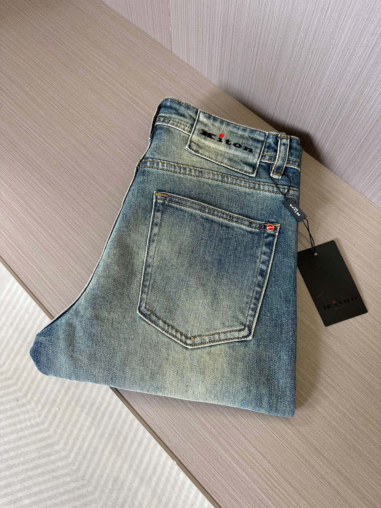 NO:155726,CD25SS spring and summer new style fashionable retro washing nostalgic jeans, men's back waist presbyterian nameplate decoration straight slim casual jeans!  Trading companies have sparse channels and are on sale on the leading official website!  Predictable single items, a pair of jeans dominated by fabrics and craftsmanship, abandons the previous style and tone and takes the minimalist route. They are very pure and neat and clean, and the level of control in terms of dressing is not limited. They can be business or casual and fashionable, both solemn and harmonious, and have a full aura!  Selected high-end imported denim fabrics for customers, specially selected Japanese Okayama pure 13oz ounce denim fabric, heavy environmentally friendly plant enzyme washing process, the texture has a light retro color, which is quite beautiful. The fabric is soft and delicate after washing, but has a strong bones and a little elastic, providing an excellent comfort experience. There is no damage to any craft elements throughout the body, retaining the purest tannin color!  It perfectly follows the elements of the new season. The latest waist leather mark highlights the brand characteristics. Combined with elegant brand elements, it highlights the quality of details. It is equipped with the iconic buttons of the season, which adds a lot of visual points. It is fashionable and modern, and is very exquisite. It highlights the brand identity in the details and strongly reflects the overall luxury and high-end feeling!  The style is perfectly tailored, and the hip lifting effect is excellent. It can easily sweep any top matching in the wardrobe. It has extensive compatibility and is satisfied with various daily outfits. It has a lot of upper body styles and must-have trousers for quality control and denim control!  Size 29-38 (no 35) Size 29 waist circumference 76cm - hip circumference 90cm - front 26cm - thigh circumference 55cm - trouser length 99cm - trouser legs 33cm 30 waist circumference 78cm - hip circumference 94cm - front 26cm - thigh circumference 56cm - trouser length 100cm - trouser legs 34cm 31 waist circumference 81cm - hip circumference 97cm - front 27cm - thigh circumference 57cm - trouser legs 100cm - trouser legs 35cm 32 waist circumference 84cm - hip circumference 100cm - front 27cm - thigh circumference 58cm - trouser legs 100cm  33 size waist circumference 87cm-Hip circumference 103cm-front 28cm-thigh circumference 60cm-trouser length 100cm-trouser legs 37cm 34 size waist circumference 90cm-hip circumference 106cm-front 28cm-thigh circumference 62cm-trouser length 101cm-trouser legs 38cm 36 size waist circumference 93cm-hip circumference 109cm-front 29cm-thigh circumference 64cm-trouser length 101cm-trouser legs 39cm 38 size waist circumference 96cm-thigh circumference 112cm-front 29cm-thigh circumference 66cm-trouser length 101cm-trouser legs 39cm Size recommendation (standard version) Height 174-catties, try on size 31 suitable!  A boy can choose 29 digits within 128 catties, 30 digits for 128-136 catties, 31 digits for 136-144 catties, 32 digits for 144-152 catties, 33 digits for 152-160 catties, 34 digits for 160-168 catties, 36 digits for 168-178 catties, and 38 digits for 178-188 catties!  , jeans,alexander wang19860909CD25SS春夏新款时尚复古水洗怀旧牛仔裤,男士后腰老花铭牌装饰直筒显瘦休闲牛仔长裤！贸易公司渠道稀出,领先官网发售！可预测性的爆卖单品,以面料和工艺为主导的一款牛仔裤,摒弃了以往的风格与基调,走了极简的路线,非常纯粹且利落干净,穿搭性方面驾驭层次不受局限,即可商务也可休闲时髦,亦庄亦谐,自带满格气场！ 精选客供高级进口的丹宁牛仔面料,特选日本冈山纯正13oz 盎司牛仔布料,重磅环保植物酵素水洗工艺,肌理有着淡淡的复古色彩,相当漂亮,面料经过水洗后柔软细腻,但筋骨感极强,且略带弹力,提供了绝佳的舒适体验,通身无任何工艺元素破坏,保留了最纯粹的丹宁本色！完美沿袭了新一季的元素,最新的腰部皮标彰显了品牌特质,结合优雅的品牌元素,凸显了细节之品质感,搭载当季标志性纽扣,视觉方面加分不少,时髦而摩登,非常精湛,于细节之处即彰显了品牌身份又强烈体现出整体的奢华与高级感！版型剪裁完美,提臀修身效果绝佳,可轻松横扫衣橱任何的上装搭配,兼容性广泛,满足于日常各种穿搭,上身型款十足,于品质控及牛仔迷控者必入型裤装！尺码29-38（无35）  29码腰围76cm-臀围90cm-前档26cm-大腿围55cm-裤长99cm-裤脚33cm 30码腰围78cm-臀围94cm-前档26cm-大腿围56cm-裤长100cm-裤脚34cm 31码腰围81cm-臀围97cm-前档27cm-大腿围57cm-裤长100cm-裤脚35cm 32码腰围84cm-臀围100cm-前档27cm-大腿围58cm-裤长100cm-裤脚36cm 33码腰围87cm-臀围103cm-前档28cm-大腿围60cm-裤长100cm-裤脚37cm 34码腰围90cm-臀围106cm-前档28cm-大腿围62cm-裤长101cm-裤脚38cm 36码腰围93cm-臀围109cm-前档29cm-大腿围64cm-裤长101cm-裤脚39cm 38码腰围96cm-臀围112cm-前档29cm-大腿围66cm-裤长101cm-裤脚39cm 尺码推荐（标准版型） 身高174-斤,试穿31码合适！ 男生体重128斤以内选择29码,128-136斤选择30码,136-144斤选择31码,144-152斤选择32码,152-160斤选择33码,160-168斤选择34码,168-178斤选择36码,178-188斤选择38码！,,jeans,alexander wang,Men's clothing