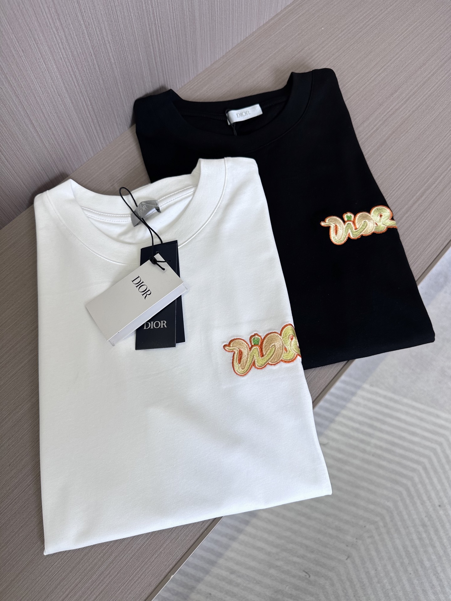 NO:441687,CD Dijia 2025 spring and summer new snake letter logo embroidered casual pure cotton short-sleeved T-shirt!  The design on the chest is undoubtedly the finishing touch of the entire T-shirt. The brand letter logo cleverly interpreted with agile and mysterious snake-shaped elements not only highlights personality and fashion, but also contains profound cultural implications!  The designer adopts the ancient and exquisite embroidery process of ten thousand needles. Each needle and thread embodies the efforts and concentration of the craftsman, making the pattern not only full and three-dimensional, but also layered and artistic beauty!  Customers provide top Italian fabrics. This material is invincible and luxurious. It improves the fabric attributes to the first-class level. The finger touch is soft and delicate. The comfort is subverting imagination. It is amazing. What is worthy of being more amazing is its environmental protection and breathability. This is the king of fabrics and belongs to a high level!  The details are exquisite and sophisticated, showing high-quality quality everywhere. Each color can interpret different personalities and tastes. There is a very high-end, high-quality and basic and versatile T-shirt that can be found in a very high-end, high-quality and basic and versatile T-shirt. It is hard to find!  Color black white Size S M L XL XXL Size data S shoulder width 46cm-bust 104cm-cloth 66cm M shoulder width 49cm-bust 110cm-cloth 68cm L shoulder width 52cm-bust 116cm-cloth 70cm XL shoulder width 55cm-bust 121cm-cloth 72cm XXL shoulder width 57cm-bust 126cm-cloth 74cm,,dior,T-shirt,tees,t-shirt,alexander wang19860909CD迪家2025春夏新款蛇形字母标识刺绣休闲纯棉短袖T恤衫！胸前的设计无疑是整件T恤的点睛之笔,以灵动而神秘的蛇形元素巧妙演绎的品牌字母标识,不仅彰显了个性与时尚,更蕴含了深厚的文化寓意！设计师采用了古老而精湛的万针刺绣工艺,每一针每一线都凝聚着匠人的心血与专注,使得图案不仅饱满立体,更富有层次感和艺术美感！客供意大利顶级面料,此用料无敌奢华,将面料属性提升到一流水准,指触柔软且细腻,舒适性颠覆想象,妙不可言,值得更惊艳的地方在于本身的环保性及透气性,此乃面料中的王者,属于高的境界！细节精致考究,处处彰显了高级品质感,每种色调皆可诠释出不同的个性与品位,混搭空间极高,非常高端优质且基础百搭的一款T恤,可遇而不可求！ 颜色黑色 白色 尺码S M L XL XXL 尺码数据 S码肩宽46cm-胸围104cm-衣长66cm M码肩宽49cm-胸围110cm-衣长68cm L码肩宽52cm-胸围116cm-衣长70cm XL码肩宽55cm-胸围121cm-衣长72cm XXL码肩宽57cm-胸围126cm-衣长74cm,,dior,T-shirt,tees，t-shirt,alexander wang,Men's clothing