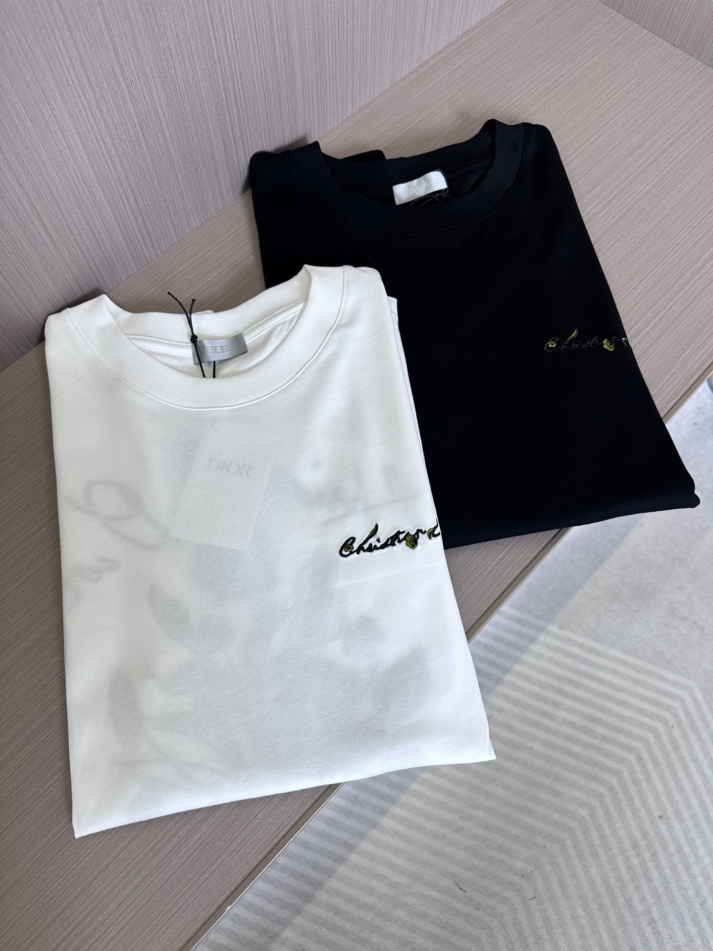 NO:441712,CD Dijia 2025 spring and summer new floral embroidery logo for men's fashion casual high-quality pure cotton round neck short-sleeved T-shirt. The brand logo is written in cursive style on the chest, and the handwriting is smooth and free, demonstrating the wearer's unruly and personality!  The hem is cleverly incorporated into the classic bee logo. This detailed design not only highlights the unique charm of the brand, but also becomes the finishing touch of the entire T-shirt!  What is even more eye-catching is the huge floral pattern decoration on the back of the T-shirt, which is made of exquisite embroidery technology. Each needle and thread embodies the hard work and wisdom of the craftsman. The lines of the flowers are smooth and delicate, and the colors are bright and vivid, as if the beauty and vitality of nature are perfectly presented on the T-shirt!  Customers provide top Italian fabrics. This material is invincible and luxurious. It improves the fabric attributes to the first-class level. The finger touch is soft and delicate. The comfort is subverting imagination. It is amazing. What is worthy of being more amazing is its environmental protection and breathability. This is the king of fabrics and belongs to a high level!  Color black white Size S M L XL XXL Size data S shoulder width 46cm-bust 104cm-cloth 66cm M shoulder width 49cm-bust 110cm-cloth 68cm L shoulder width 52cm-bust 116cm-cloth 70cm XL shoulder width 55cm-bust 121cm-cloth 72cm XXL shoulder width 57cm-bust 126cm-cloth 74cm,,dior,T-shirt,tees,t-shirt,alexander wang19860909CD迪家2025春夏新款花卉刺绣标识男士时装款休闲高克重纯棉圆领短袖T恤.胸前以草书风格书写着品牌标识,字迹流畅而洒脱,彰显出穿着者的不羁与个性！而下摆处则巧妙地融入了经典的蜜蜂Logo,这一细节设计不仅凸显了品牌的独特魅力,也成为了整件T恤的点睛之笔！更为引人注目的是T恤后幅那硕大的花卉图案装饰,采用精湛的刺绣技术打造而成,每一针每一线都凝聚着匠人的心血与智慧.花卉的线条流畅而细腻,色彩鲜艳而生动,仿佛将大自然的美丽与活力完美地呈现在了T恤之上！客供意大利顶级面料,此用料无敌奢华,将面料属性提升到一流水准,指触柔软且细腻,舒适性颠覆想象,妙不可言,值得更惊艳的地方在于本身的环保性及透气性,此乃面料中的王者,属于高的境界！ 颜色黑色 白色 尺码S M L XL XXL 尺码数据 S码肩宽46cm-胸围104cm-衣长66cm M码肩宽49cm-胸围110cm-衣长68cm L码肩宽52cm-胸围116cm-衣长70cm XL码肩宽55cm-胸围121cm-衣长72cm XXL码肩宽57cm-胸围126cm-衣长74cm,,dior,T-shirt,tees，t-shirt,alexander wang,Men's clothing