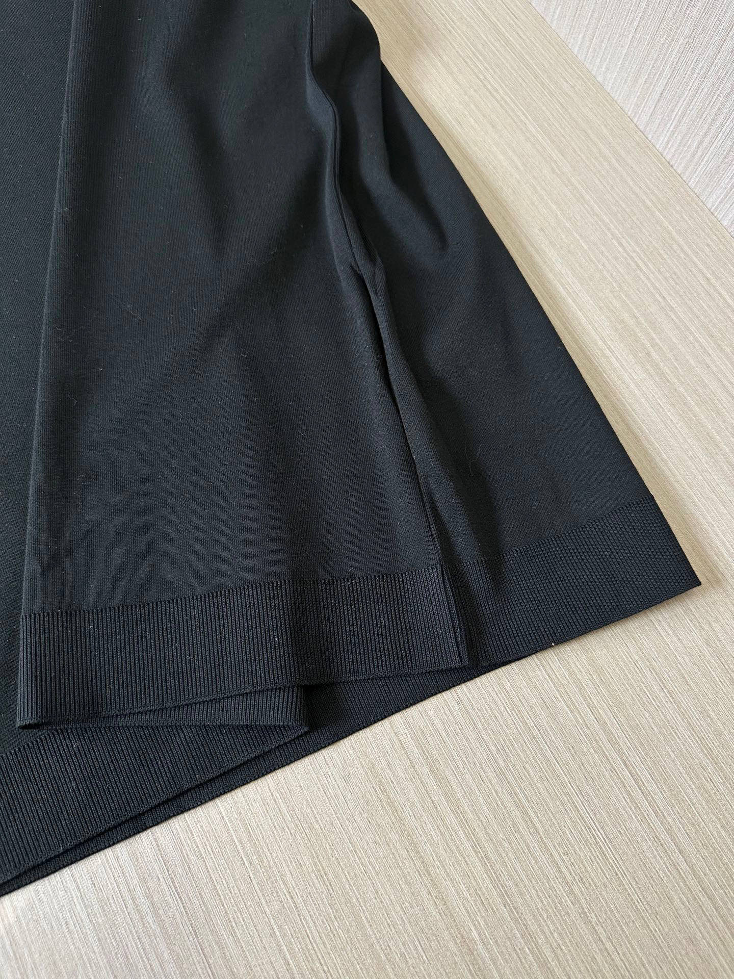   （黑色展示）……