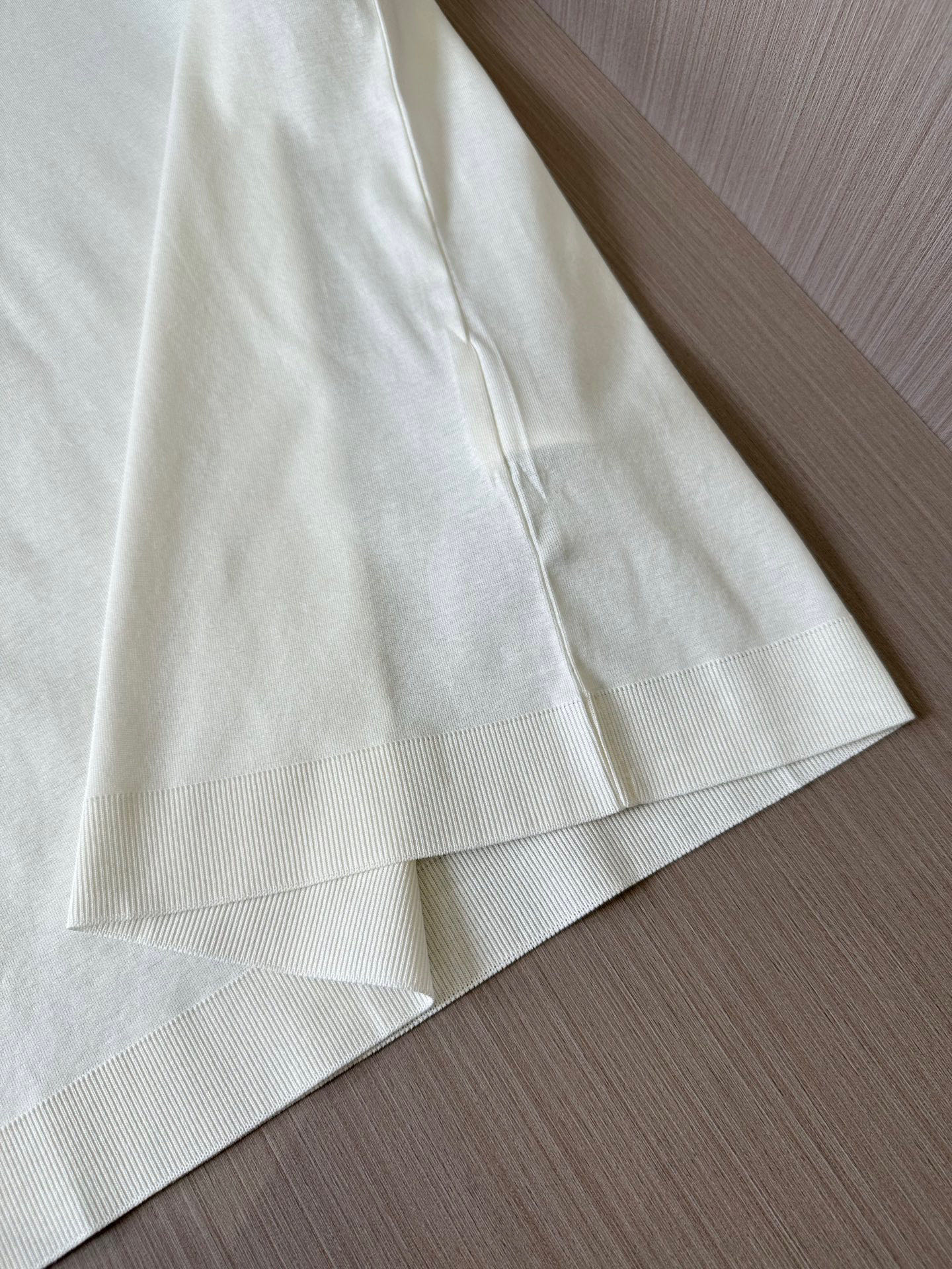   白色展示……