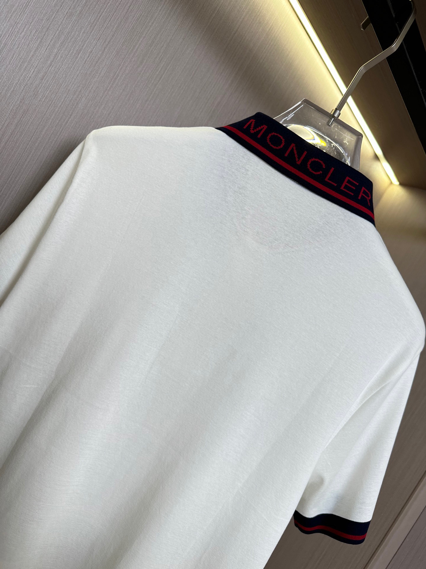   白色展示……