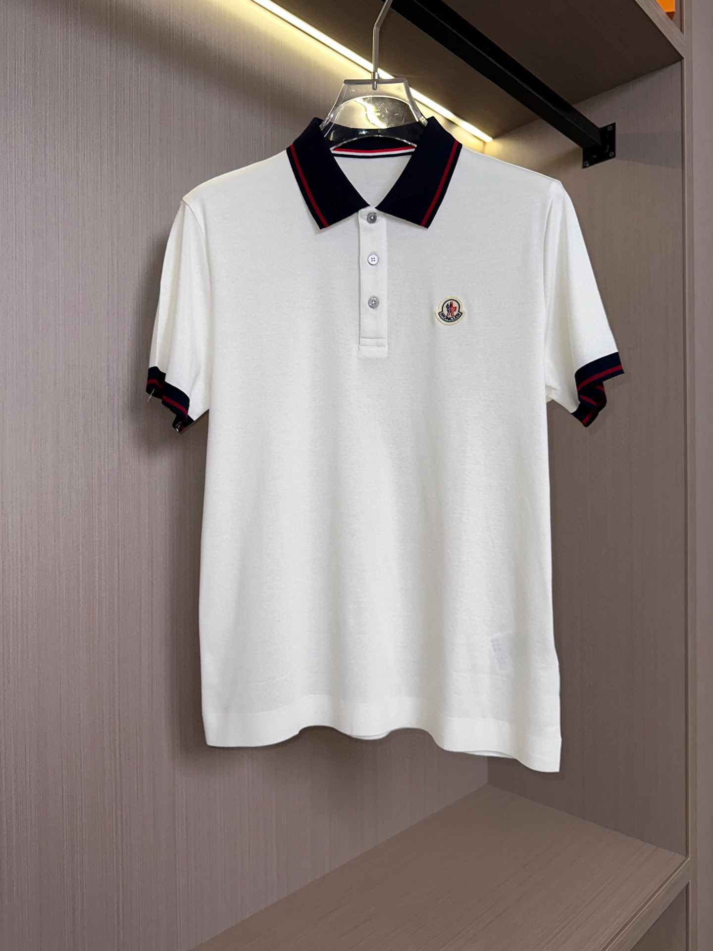   白色展示……