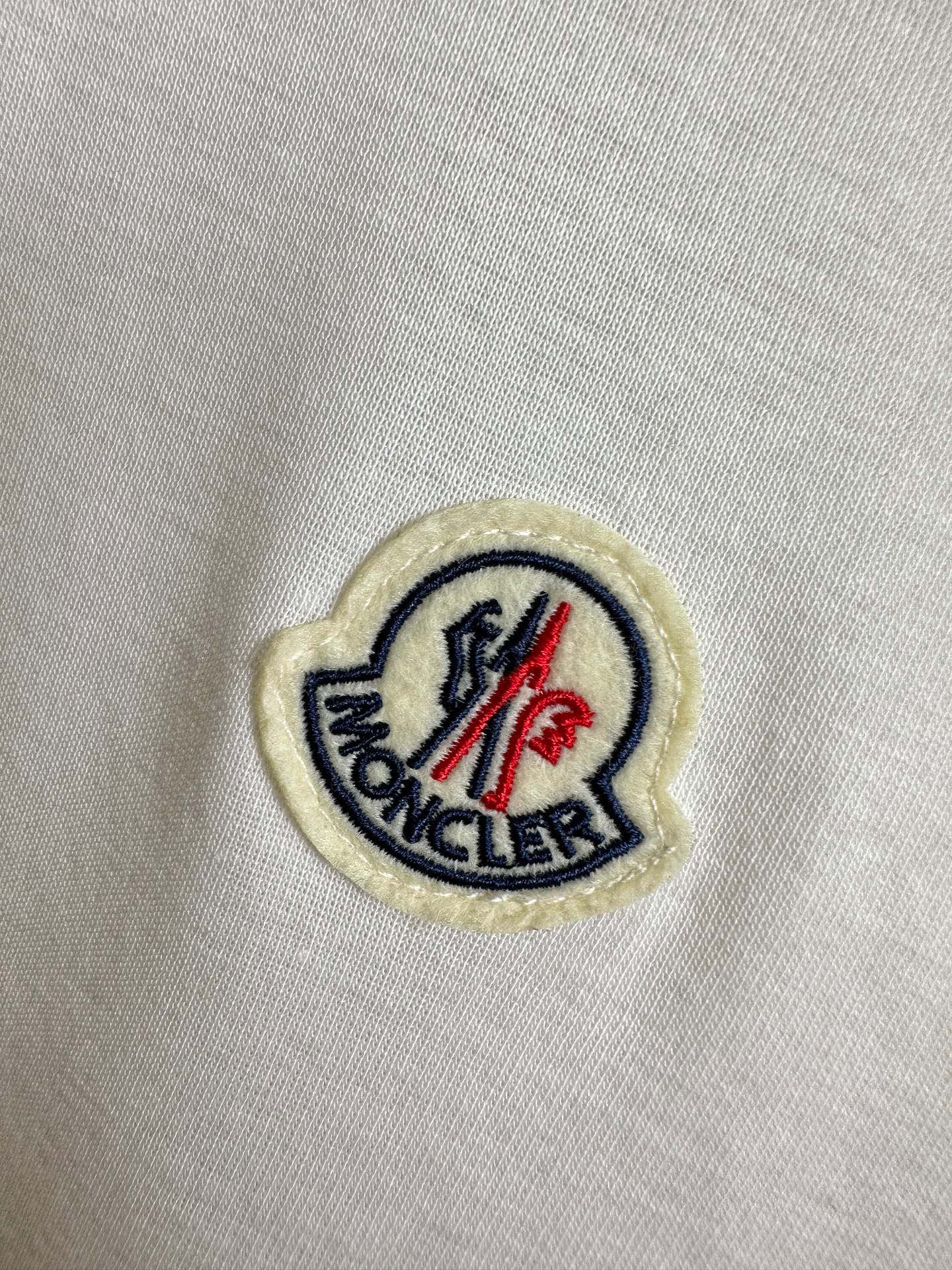   白色展示……