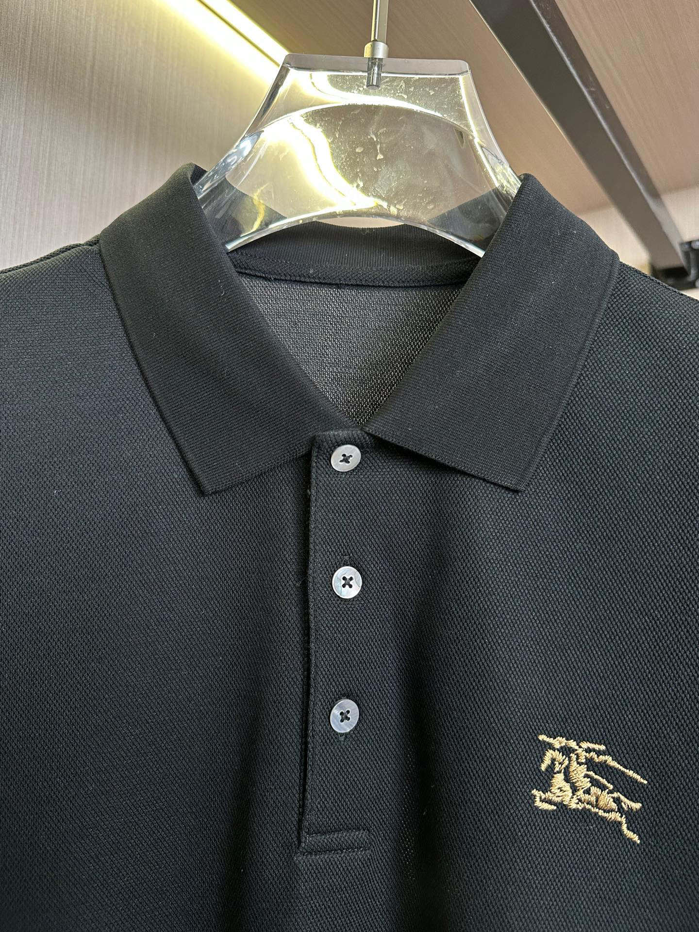   （黑色展示）……