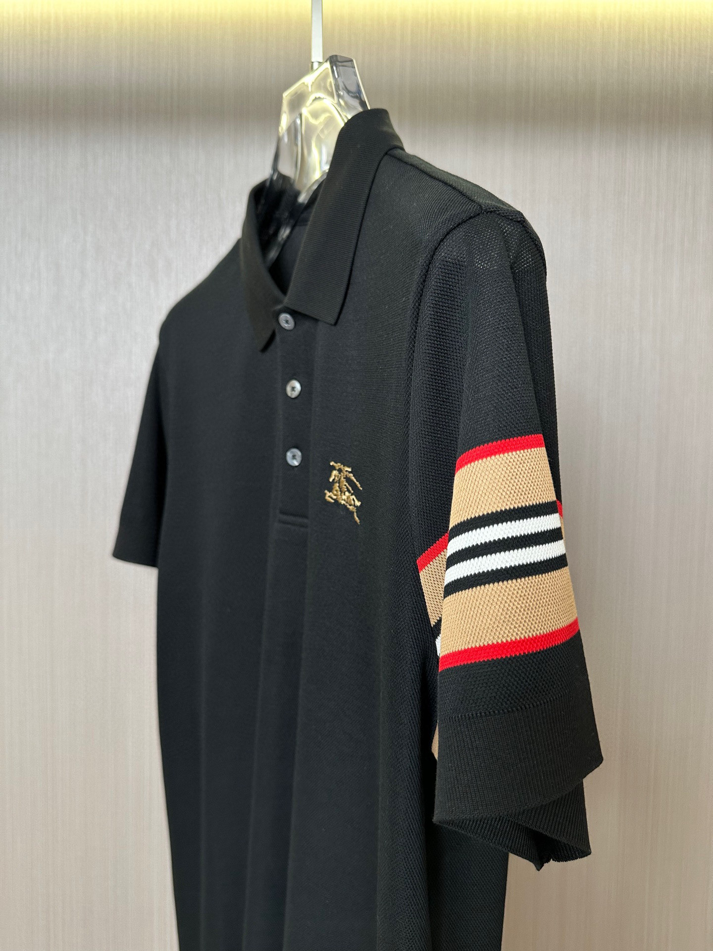   （黑色展示）……