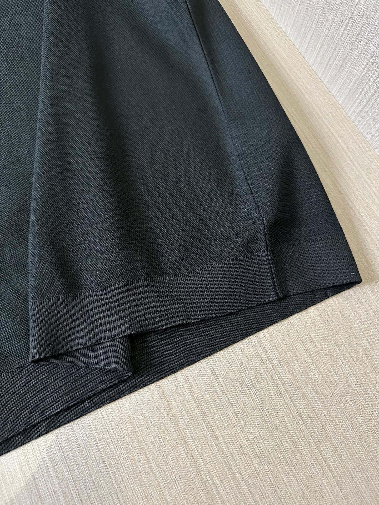   （黑色展示）……