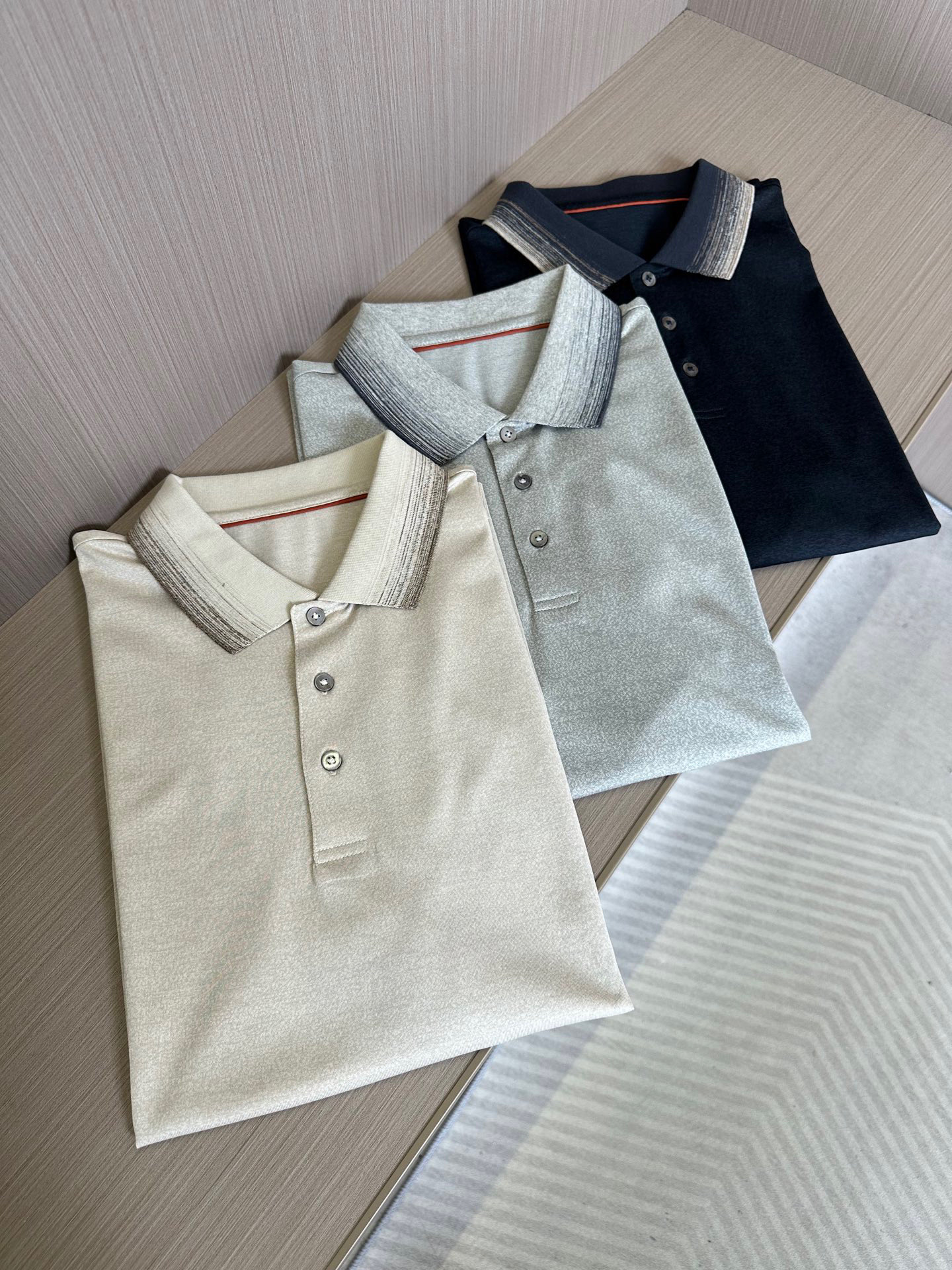   🔥lp。 家25SS春夏新款翻领Polo衫  原版定制面料 纱线环保染色定型 面料上身柔软舒适 起脚