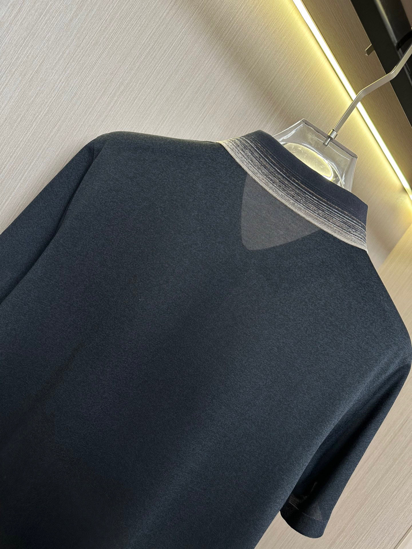   深灰色展示……