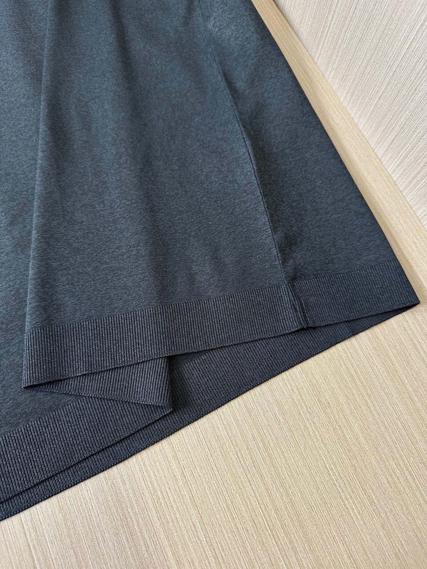   深灰色展示……