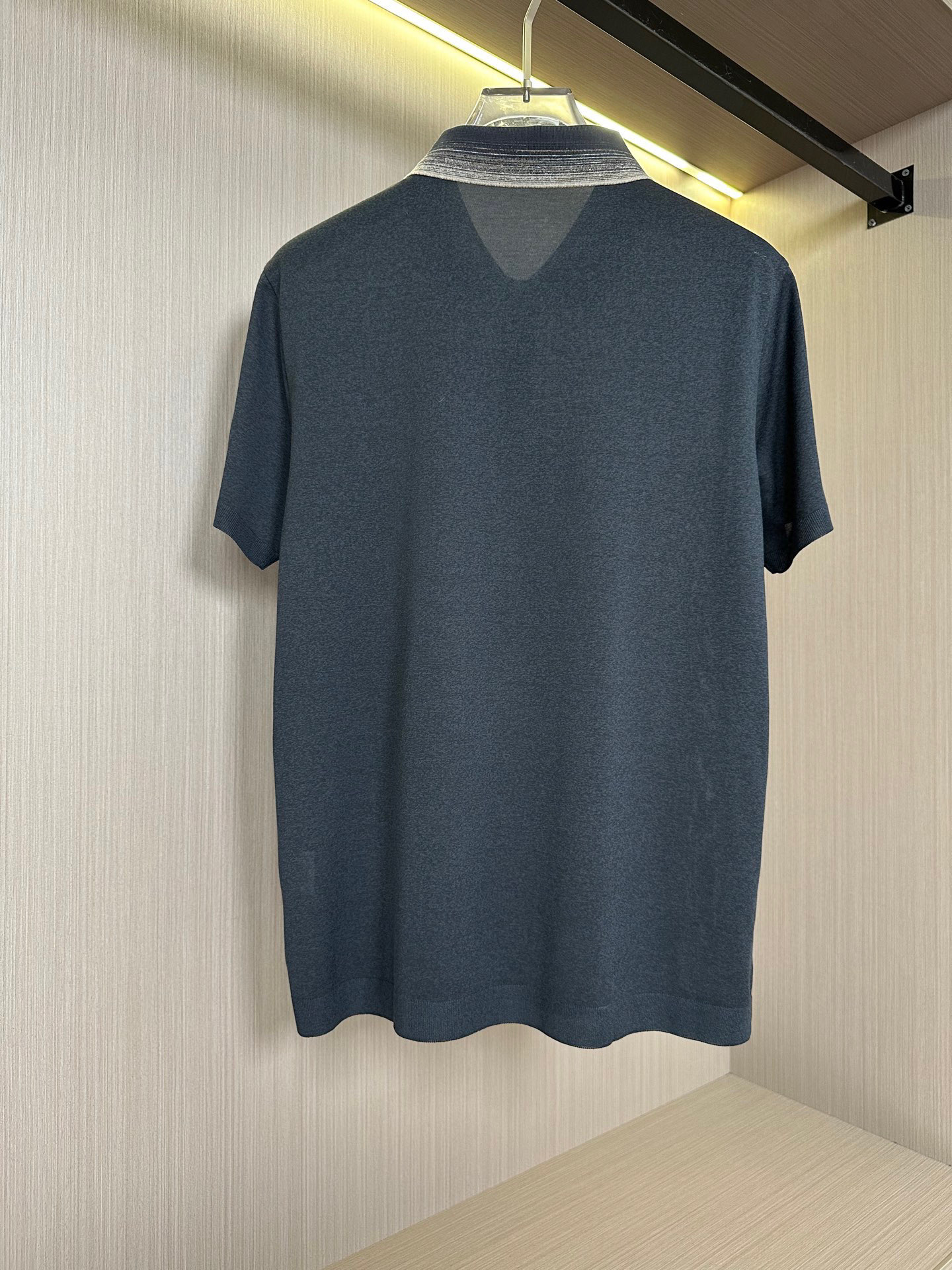   深灰色展示……