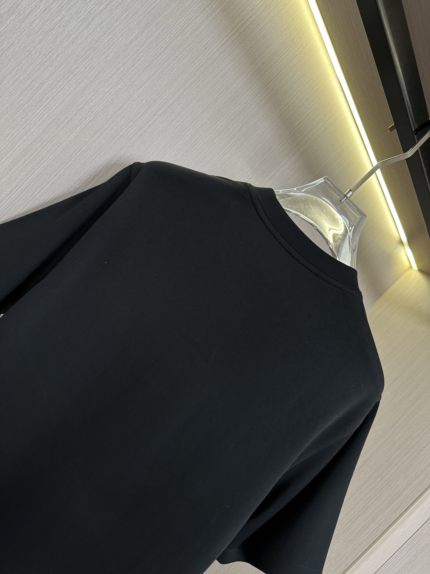 衣服 裤子  黑色上衣展示……