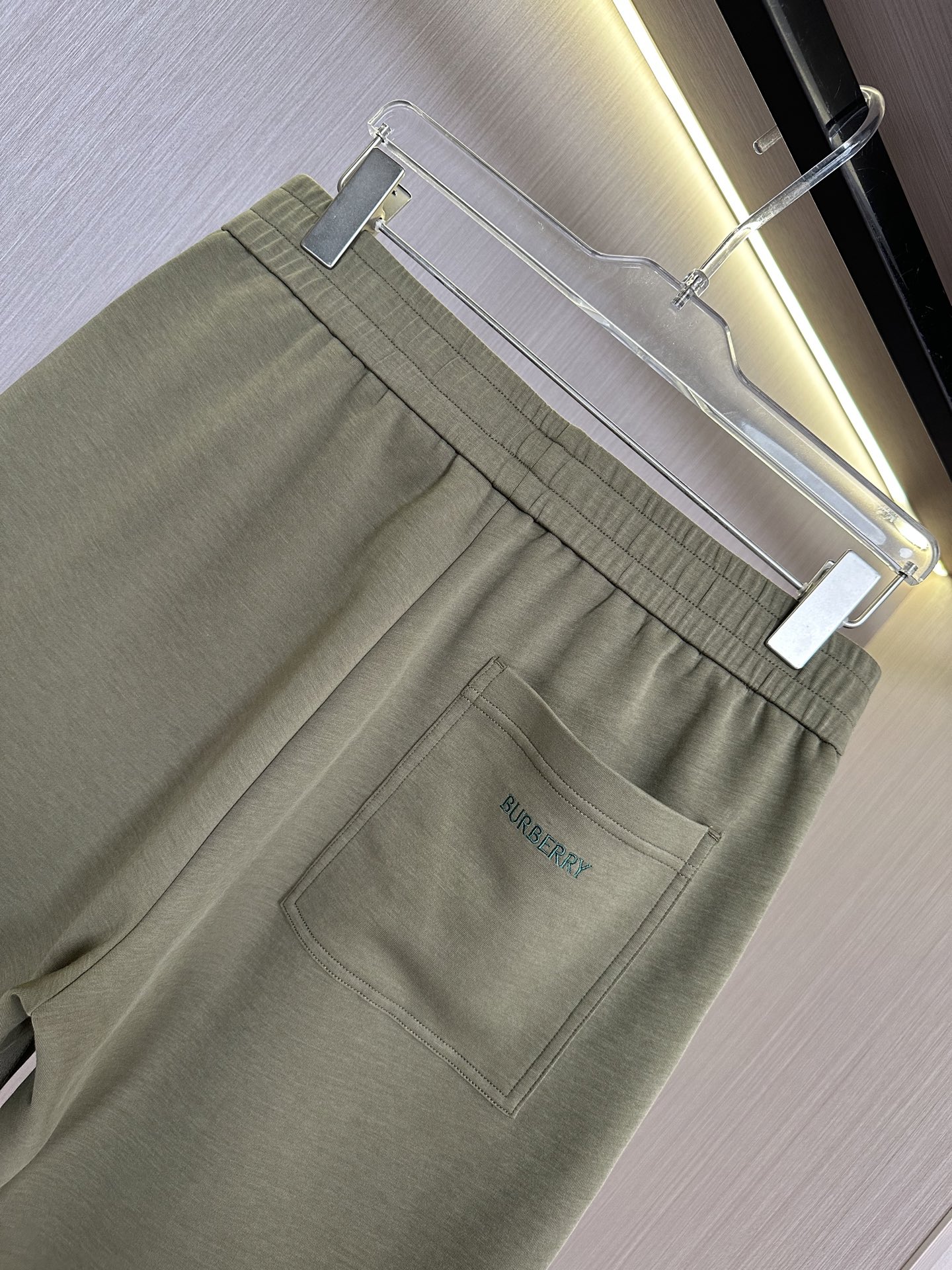 衣服 裤子  军绿短裤～