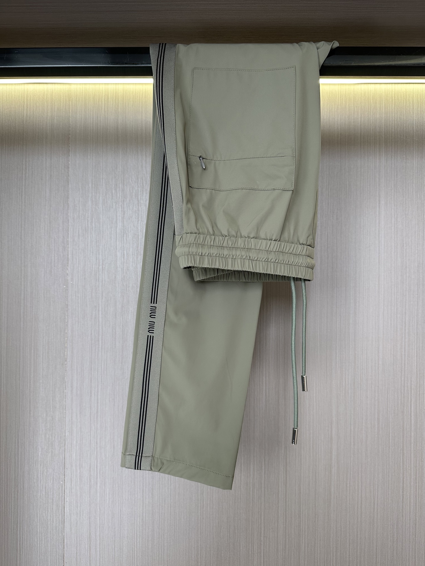 NO:155767,MIUMIU 2025 early spring new style. The imported fabric style is simple and versatile, not picky about people and full of details!  But it doesn't look too high-profile. The upper body is handsome and stylish, and the tone is full of style. The waist workmanship, overall tailoring, the upper body effect are impeccable, and the style is excellent. Whether it is at work or leisure, it can be perfectly controlled. Color black khaki size M-3XL, miumiu, alexander wang19860909MIUMIU 2025早春新款.进口面料款式简约百搭款,不挑人穿,细节感十足！但也不会显得过于高调.上身帅气有型,腔调十足.腰头的做工,整体的剪裁,上身效果都无可挑剔,版型超赞；无论是上班还是休闲,都可以完美驾驭. 颜色黑色 卡其 码数M-3XL,,miumiu,alexander wang,Men's clothing