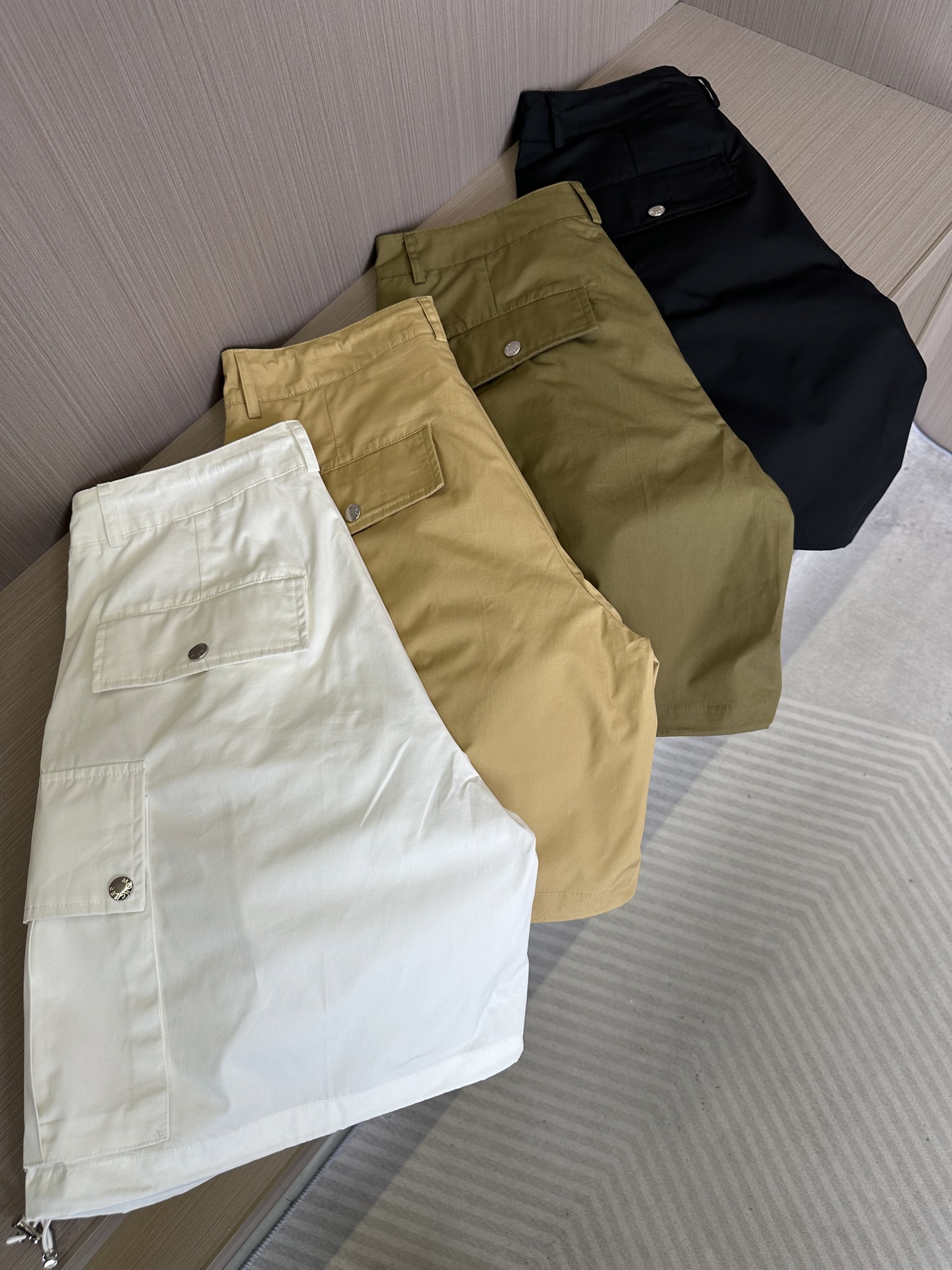 NO:479809,Treasure-grade shorts MONCLE* 25sS first single spring and summer new product, cool and handsome high-end single-piece work shorts, logo label, high-end and fashionable pockets on both sides, imported fabrics are quite spacious and comfortable, original mold-opening custom hardware buttons, customized original fabric The iconic MONCLER logo embroidery on the pocket adds the finishing touch, the classic and unpicked style is so handsome!  The upper body is super cool!  Reduce your age and be handsome!  Three sizes: M-3XL, Moncler, shorts, alexander wang19860909宝藏级短裤 MONCLE* 蒙口 25sS首单发春夏新品,潇洒帅气的高级单品工装短裤,logo标签 两侧口袋高级时髦,进口面料质感挺阔舒适,原版开模定制五金纽扣,定制原版面料 口袋上标志性MONCLER徽标彰绣平添了点睛之笔 , 经典不挑人版型巨帅 ！上身超飒！ 减龄帅气！三标齐 尺码:M-3XL,,Moncler,shorts,alexander wang,Men's clothing