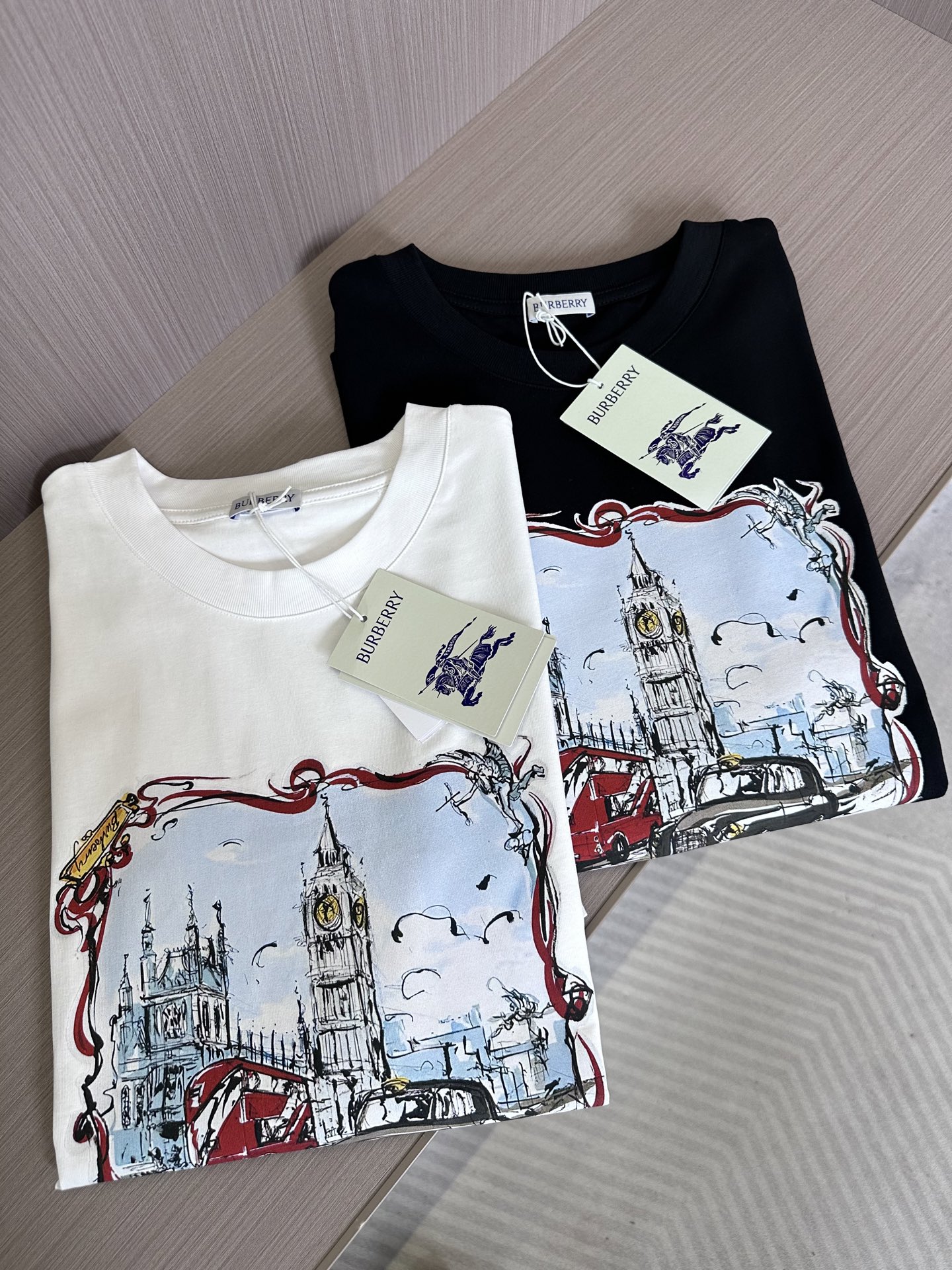 NO:441759,BU25SS spring and summer new jersey cotton round neck short Tee, men and women same hand-painted city car pattern printed casual short-sleeved T-shirt!  The new T-shirt of B-home is launched. Its uniqueness lies not only in the high-end texture of the fabric and the fashionable creativity of the pattern, but also in the casualness and confidence emitted from the inside out!  The fabric is made of customized jersey cotton, with delicate texture, soft touch, and excellent breathability. Even when worn in hot summer, it can keep the skin dry and comfortable!  The front design is particularly eye-catching, and a vivid urban car pattern is printed in a unique hand-painted style. It not only has exquisite details and bright colors, but also full of fashion and extremely eye-catching, as if it is directly worn on the rhythm and speed of the bustling city!  The basic version of the T-shirt is a classic round neck design, with decent cut and smooth lines. This design not only shows the simple but yet stylish beauty, but also makes the upper body feel very casual. Whether it is matched with jeans or casual pants, it can be easily controlled, demonstrating personality and taste!  Black/white, two colors into it!  Size S-XXL S S shoulder width 45cm-bust 102cm-length 68cm M S shoulder width 46cm-bust 106cm-length 70cm L S shoulder width 47cm-bust 110cm-length 72cm XL S shoulder width 48cm-bust 114cm-length 74cm XXL S shoulder width 50cm-bust 118cm-length 76cm Size recommended (standard version) Height 174-140 catties, try on M size appropriately!  A boy can choose S code within 130 catties, a M code for 130-143 catties, a L code for 143-156 catties, a XL code for 156-170 catties, and a XXL code for 170-185 catties!  All girls can choose S code!  , jeans,T-shirt,tees,t-shirt,alexander wang19860909BU25SS春夏新款平纹针织棉布圆领短Tee,男女同款手绘城市汽车图案印花休闲短袖T恤衫！B家新款T恤上线,它的独特之处不仅在于面料的高级质感与图案的时尚创意,更在于那份由内而外散发出的休闲与自信！ 其面料采用的是客供定制平纹针织棉布,质地细腻,触感柔软,透气性能极佳,即便是在炎炎夏日穿着,也能保持肌肤的干爽与舒适！前幅的设计尤为引人注目,以独特的手绘风格印制了一幅生动的城市汽车图案,不仅细节精致,色彩鲜明,而且充满了时尚感与极高的吸睛度,仿佛是将繁华都市的律动与速度感直接穿在了身上！T恤的基础版型为经典的圆领设计,裁剪得体,线条流畅,这样的设计不仅展现了简约而不失格调的美感,更让上身效果休闲感十足,无论是搭配牛仔裤还是休闲裤,都能轻松驾驭,彰显个性与品味！黑色/白色,两色入！尺码S-XXL S码肩宽45cm-胸围102cm-衣长68cm M码肩宽46cm-胸围106cm-衣长70cm L码肩宽47cm-胸围110cm-衣长72cm XL码肩宽48cm-胸围114cm-衣长74cm XXL码肩宽50cm-胸围118cm-衣长76cm 尺码推荐（标准版型） 身高174-140斤,试穿M码合适！ 男生体重130斤以内选择S码,130-143斤选择M码,143-156斤选择L码,156-170斤选择XL码,170-185斤选择XXL码！ 女生全部选择S码即可！,,jeans,T-shirt,tees，t-shirt,alexander wang,Men's clothing