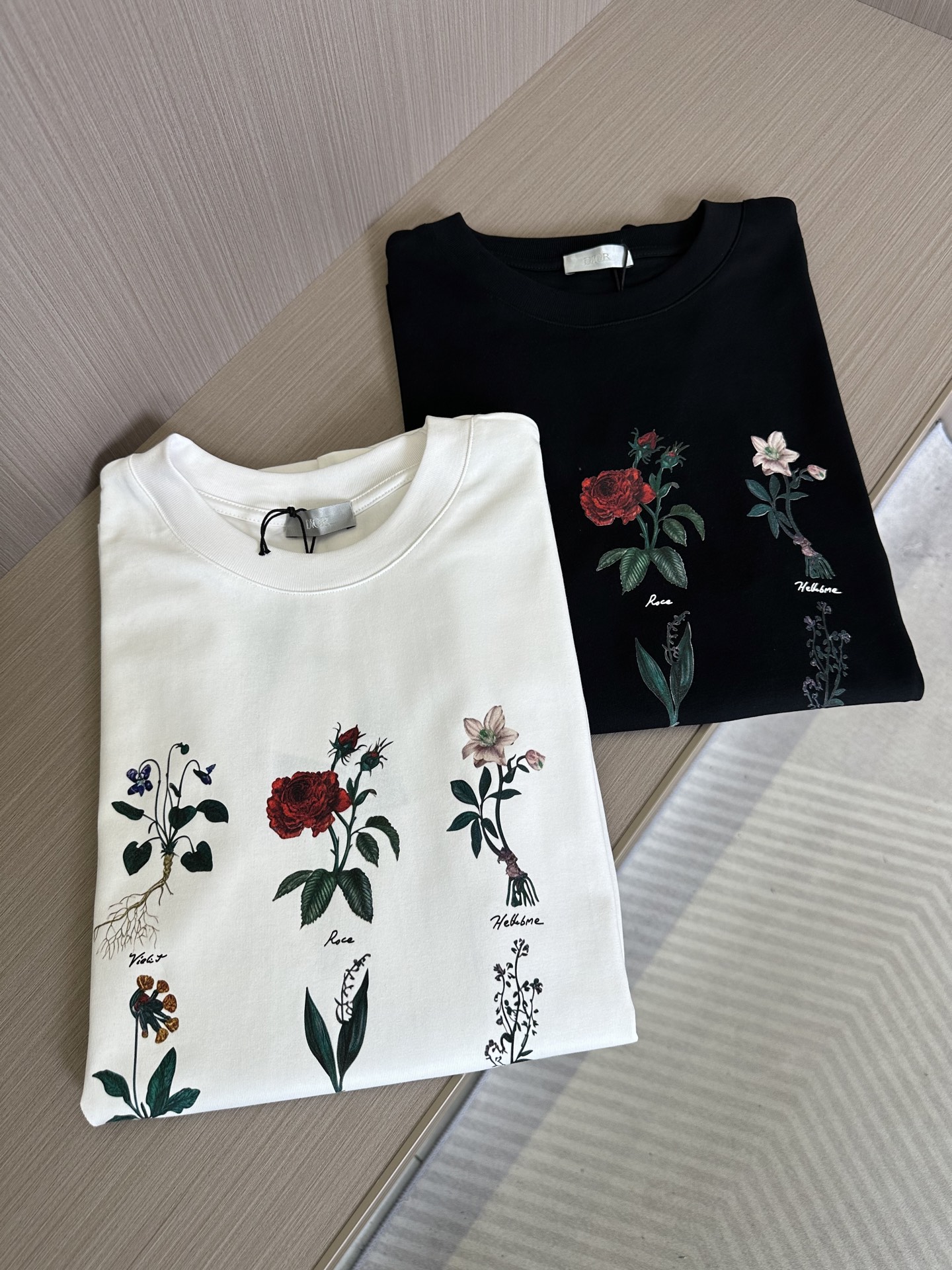 NO:441717,CD25SS spring and summer new jersey cotton round neck short Tee, men and women's fashionable flower pattern decoration casual short sleeve T-sleeved T-shirt, D home new flower pattern T-shirt, with its unique charm and exquisite craftsmanship, has become a beautiful landscape in the summer wardrobe!  In terms of fabrics, the custom-made jersey cotton cloth is used. It not only has soft and comfortable feel, but also has excellent breathability. It can keep the skin dry and comfortable even in the hot summer!  The most eye-catching thing about the front of the T-shirt is the fashionable flower and grass pattern decoration. The pattern is designed with vitality, as if the vitality and vitality of nature are cleverly integrated into the clothes. Every flower and every leaf are lifelike, and the details show their ingenuity!  Carefully crafted with advanced digital printing technology, this technology can ensure that the pattern is bright in color, distinct in layers, and lasting for a long time. Even after multiple washings, the pattern is still as bright as before!  The loose and casual round neck cut not only conforms to the current popular casual trend, but also can well modify the body shape, showing a casual but stylish temperament!  Black/white, two colors into it!  Size S-XXL S S shoulder width 46cm-bust 102cm-length 66cm M S shoulder width 49cm-bust 108cm-length 68cm L S shoulder width 52cm-bust 114cm-length 70cm XL S shoulder width 55cm-bust 119cm-length 72cm XXL S shoulder width 57cm-bust 124cm-length 74cm Size recommendation (standard version) Height 174-140 catties, try on M size appropriately!  A boy can choose S code within 130 catties, a M code for 130-145 catties, a L code for 145-160 catties, a XL code for 160-175 catties, and a XXL code for 175-190 catties!  ,dior,T-shirt,tees,t-shirt,alexander wang19860909CD25SS春夏新款平纹针织棉布圆领短Tee,男女同款时尚花草图案装饰休闲短袖T,D家新款花草图案T恤,以其独特的魅力和精致的工艺,成为了夏日衣橱中的一道亮丽风景线！ 面料方面采用了客供定制的平纹针织棉布,不仅手感柔软舒适,透气性能也十分优越,即便是炎炎夏日也能保持肌肤的干爽与自在！T恤的前幅最为引人注目的便是那时尚的花草图案装饰,图案设计得朝气蓬勃,仿佛将大自然的生机与活力巧妙地融入到了衣物之中,每一朵花、每一片叶都栩栩如生,细节之处尽显匠心独运！采用先进的数码印花技术精心打造,这种技术能够确保图案的色彩鲜艳、层次分明,且经久不衰,即便是经过多次洗涤,图案依然鲜亮如初！宽松休闲的圆领版型裁剪,既符合了当下流行的休闲风潮,又能够很好地修饰身形,展现出一种随性而不失格调的气质！黑色/白色,两色入！尺码S-XXL S码肩宽46cm-胸围102cm-衣长66cm M码肩宽49cm-胸围108cm-衣长68cm L码肩宽52cm-胸围114cm-衣长70cm XL码肩宽55cm-胸围119cm-衣长72cm XXL码肩宽57cm-胸围124cm-衣长74cm 尺码推荐（标准版型） 身高174-140斤,试穿M码合适！ 男生体重130斤以内选择S码,130-145斤选择M码,145-160斤选择L码,160-175斤选择XL码,175-190斤选择XXL码！,,dior,T-shirt,tees，t-shirt,alexander wang,Men's clothing