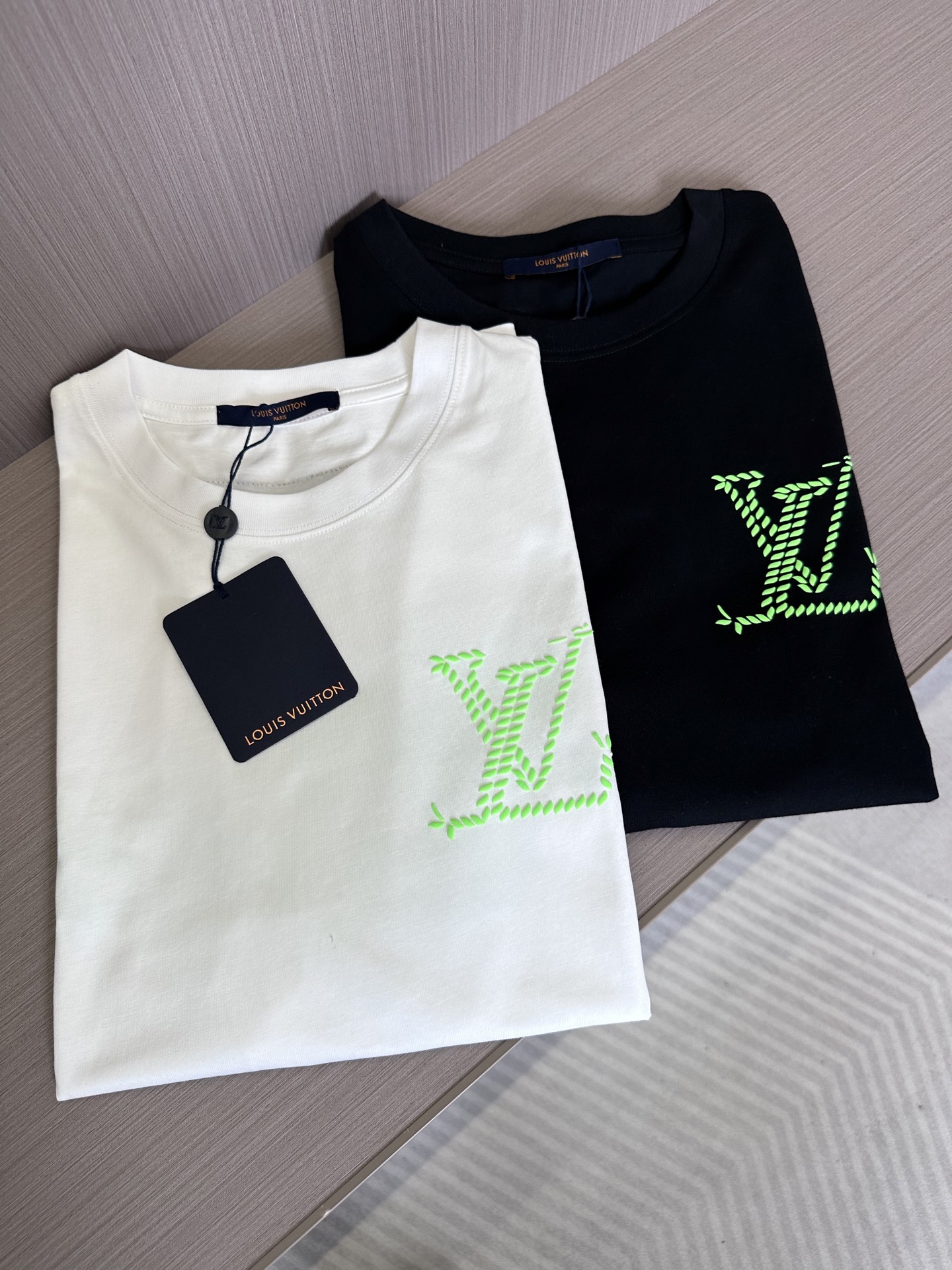 NO:441740,The latest short-sleeved round-neck T-shirt in the 2025 spring and summer new style first-time counter, high-end customization, classic design avant-garde and fashionable!  Brand logo foaming technology design, high-end customized cotton fabric, soft feel, comfortable to wear, exquisite counter-level car line, fine workmanship, invincible and handsome upper body effect!  A must-have item for handsome men!  S-size shoulder width 46cm-bust 104cm-length 66cm M-size shoulder width 49cm-bust 110cm-length 68cm L-size shoulder width 52cm-bust 116cm-length 70cm XL-size shoulder width 55cm-bust 121cm-length 72cm XXL-size shoulder width 57cm-bust 126cm-length 74cm Color black and white S-2XL, T-shirt,tees, t-shirt,alexander wang198609092025春夏新款首发专柜最新款短袖圆领T恤 高端订制 经典设计前卫时尚！品牌logo发泡工艺设计 高端定制棉面料.手感柔软.穿着舒适.专柜级别精致车线.做工精细.上身效果无敌帅气！型男必备单品！ S码肩宽46cm-胸围104cm-衣长66cm M码肩宽49cm-胸围110cm-衣长68cm L码肩宽52cm-胸围116cm-衣长70cm XL码肩宽55cm-胸围121cm-衣长72cm XXL码肩宽57cm-胸围126cm-衣长74cm 颜色黑色 白色 码数S-2XL,,T-shirt,tees，t-shirt,alexander wang,Men's clothing