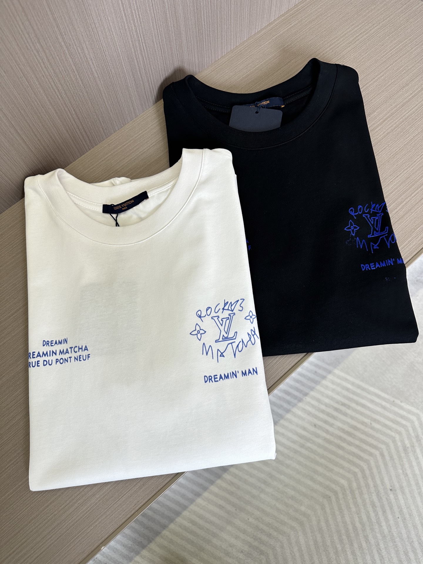 NO:441778,1V25SS spring and summer new jersey cotton round neck short Tee, the same blue flocking graffiti printed casual pullover short-sleeved T-shirt in men and women. At the highly anticipated 2025 V-home show, a limited-edged T-shirt specially designed for internal employees quietly appeared and instantly became the focus of attention of the audience!  This T-shirt not only carries the brand's excellent quality and profound heritage, but also is a symbol of the unique identity and glory of every owner!  In terms of fabrics, the jersey knitted cotton is customized by customer. It not only has soft and comfortable touch, but also has excellent breathability, but also reveals the brand's ultimate pursuit of quality in the details!  Every inch of cotton has been strictly screened and finely processed, ensuring the durability and fashion of the T-shirt coexist!  The front and back are decorated with blue flocking graffiti patterns. These patterns seem to be casually painted, but actually contain profound meaning. They not only show the brand's unique insights into art, but also make the whole T-shirt exude an indescribable fashionable atmosphere!  On the back collar of the T-shirt, a mirror-flipped label nameplate is cleverly set up!  This nameplate is not only designed in novel and unique, but also contains profound meanings. It symbolizes employees' loyalty and love for the brand, and also marks that every wearer is an indispensable member of the V family!  Basic straight round neck style cut, this style is not only simple and elegant, but also can adapt to wearers of different figures!  Whether men or women, you can easily control this T-shirt and show your unique charm!  Black/white, two colors into it!  Size S-XXL S S shoulder width 45cm-bust 102cm-length 68cm M S shoulder width 46cm-bust 106cm-length 70cm L S shoulder width 47cm-bust 110cm-length 72cm XL S shoulder width 48cm-bust 114cm-length 74cm XXL S shoulder width 50cm-bust 118cm-length 76cm Size recommended (standard version) Height 174-140 catties, try on M size appropriately!  A boy can choose S code within 130 catties, a M code for 130-143 catties, a L code for 143-156 catties, a XL code for 156-170 catties, and a XXL code for 170-185 catties!  All girls can choose S code!  ,T-shirt,tees,t-shirt,alexander wang198609091V25SS春夏新款平纹针织棉布圆领短Tee,男女同款蓝色植绒涂鸦印花休闲套头短袖T恤衫 在万众瞩目的2025年V家秀场上,一款专为内部员工精心打造的限定T恤悄然亮相,瞬间成为了全场瞩目的焦点！这款T恤不仅承载着品牌的卓越品质与深厚底蕴,更是每一位拥有者独特身份与荣耀的象征！ 面料方面采用了客供定制的平纹针织棉布,不仅触感柔软舒适,透气性极佳,更在细节中透露出品牌对品质的极致追求！每一寸棉布都经过严格筛选与精细处理,确保了T恤的耐用性与时尚感并存！前后幅均采用了蓝色植绒涂鸦图案装饰,这些图案看似随意挥洒,实则蕴含深意,它们不仅展现了品牌对于艺术的独到见解,更让整件T恤散发出一种难以言喻的时髦气息！ 而T恤的后领处,则巧妙地设置了一枚镜像翻转的标签铭牌！这枚铭牌不仅设计新颖独特,更蕴含了深厚的寓意,它象征着员工对于品牌的忠诚与热爱,也标志着每一位穿着者都是V大家庭中不可或缺的一员！基础直筒圆领版型裁剪,这种版型不仅简约大方,更能够很好地适应不同身材的穿着者！无论是男性还是女性,都能轻松驾驭这款T恤,展现出自己的独特魅力！黑色/白色,两色入！尺码S-XXL S码肩宽45cm-胸围102cm-衣长68cm M码肩宽46cm-胸围106cm-衣长70cm L码肩宽47cm-胸围110cm-衣长72cm XL码肩宽48cm-胸围114cm-衣长74cm XXL码肩宽50cm-胸围118cm-衣长76cm 尺码推荐（标准版型） 身高174-140斤,试穿M码合适！ 男生体重130斤以内选择S码,130-143斤选择M码,143-156斤选择L码,156-170斤选择XL码,170-185斤选择XXL码！ 女生全部选择S码即可！,,T-shirt,tees，t-shirt,alexander wang,Men's clothing