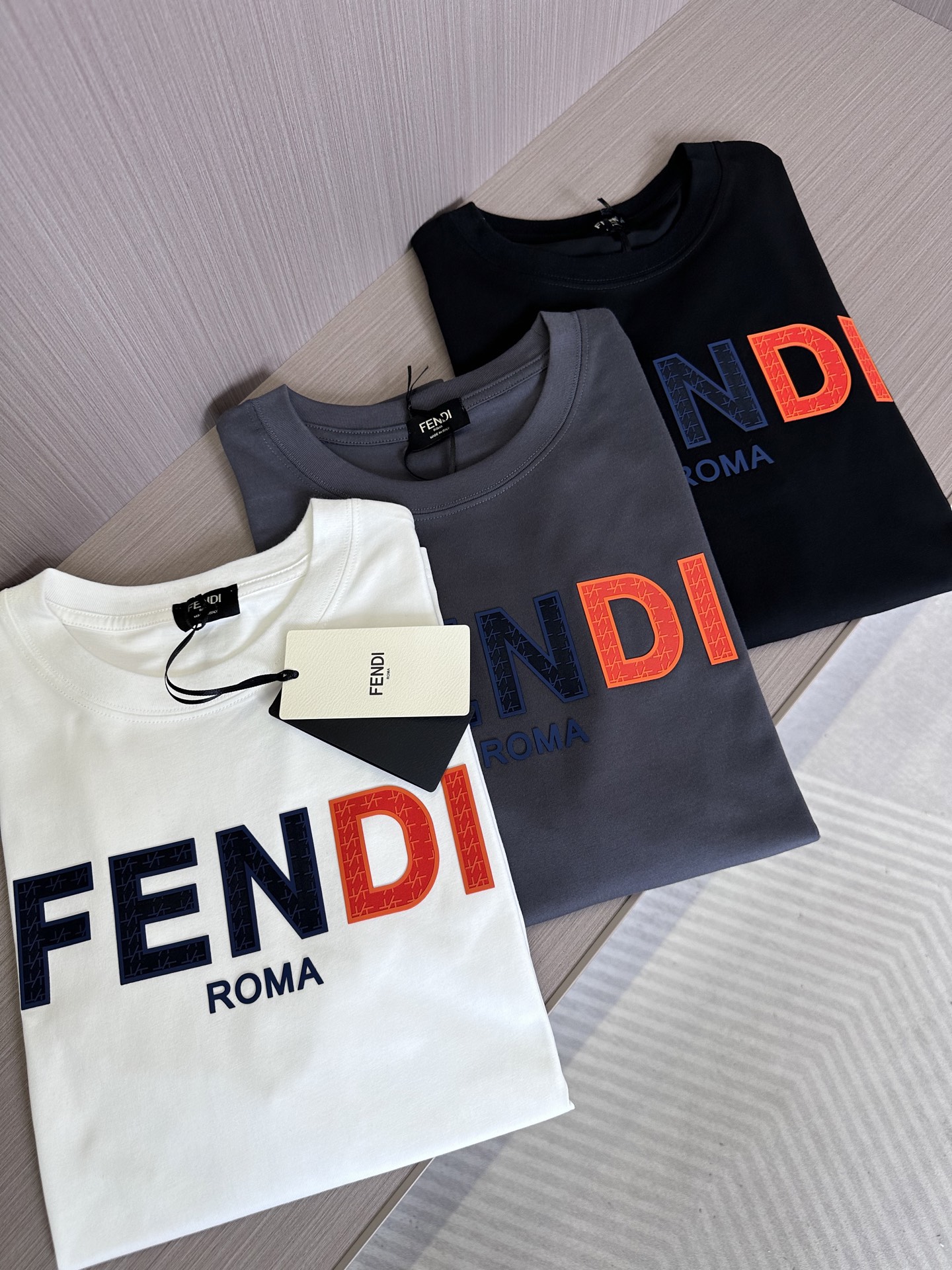 NO:441796,FD25SS spring and summer new jersey cotton basic round neck short Tee, the same contrasting offset logo for men and women, loose casual short-sleeved T-shirt!  F Home's new T-shirt has become a shining pearl in the fashion industry with its excellent fabrics, unique design and exquisite craftsmanship!   This T-shirt is made of custom-made jersey cotton, which not only feels soft and comfortable, but also performs excellently in breathability and hygroscopicity, ensuring that the wearer can enjoy refreshing and freedom even in the hot summer!  The contrasting letter logo on the front of the garment is created using three-dimensional offset printing technology. It consolidates its firmness through hot pressing process, and is durable for washing and no need to worry about falling off at all!  Basic and casual straight round neck style design, not limited by body shape and body shape, recommended for the same style as men and women!  Black/white/gray, three colors into it!  Size S-XXL S S shoulder width 46cm-bust 102cm-length 66cm M S shoulder width 48cm-bust 107cm-length 67cm L S shoulder width 50cm-bust 112cm-length 69cm XL S shoulder width 53cm-bust 117cm-length 71cm XXL S shoulder width 56cm-bust 122cm-length 73cm Size Recommended (standard version) Height 174-140 catties, try on M size appropriately!  A boy can choose S code within 130 catties, a M code for 130-143 catties, a L code for 143-156 catties, a XL code for 156-170 catties, and a XXL code for 170-185 catties!  All girls can choose S code!  ,fendi,T-shirt,tees,t-shirt,alexander wang19860909FD25SS春夏新款平纹针织棉布基础圆领短Tee,男女同款撞色胶印标识宽松休闲短袖T恤衫！F家新款T恤以其卓越的面料、独特的设计以及精湛的工艺,成为了时尚界的一颗璀璨明珠！  这款T恤衫采用客供定制平纹针织棉布,不仅触感柔软舒适,更在透气性与吸湿性上表现出色,确保了穿着者即使在炎炎夏日也能享受到清爽与自在！衣身前幅撞色字母标识Logo,采用立体胶印技术打造,通过热压工艺来巩固牢固性,经久耐洗、完全不用担心脱落！基础休闲的直筒圆领版型设计,不受身材和体型的限制,男女同款推荐！黑色/白色/灰色,三色入！尺码S-XXL S码肩宽46cm-胸围102cm-衣长66cm M码肩宽48cm-胸围107cm-衣长67cm L码肩宽50cm-胸围112cm-衣长69cm XL码肩宽53cm-胸围117cm-衣长71cm XXL码肩宽56cm-胸围122cm-衣长73cm 尺码推荐（标准版型） 身高174-140斤,试穿M码合适！ 男生体重130斤以内选择S码,130-143斤选择M码,143-156斤选择L码,156-170斤选择XL码,170-185斤选择XXL码！ 女生全部选择S码即可！,,fendi,T-shirt,tees，t-shirt,alexander wang,Men's clothing