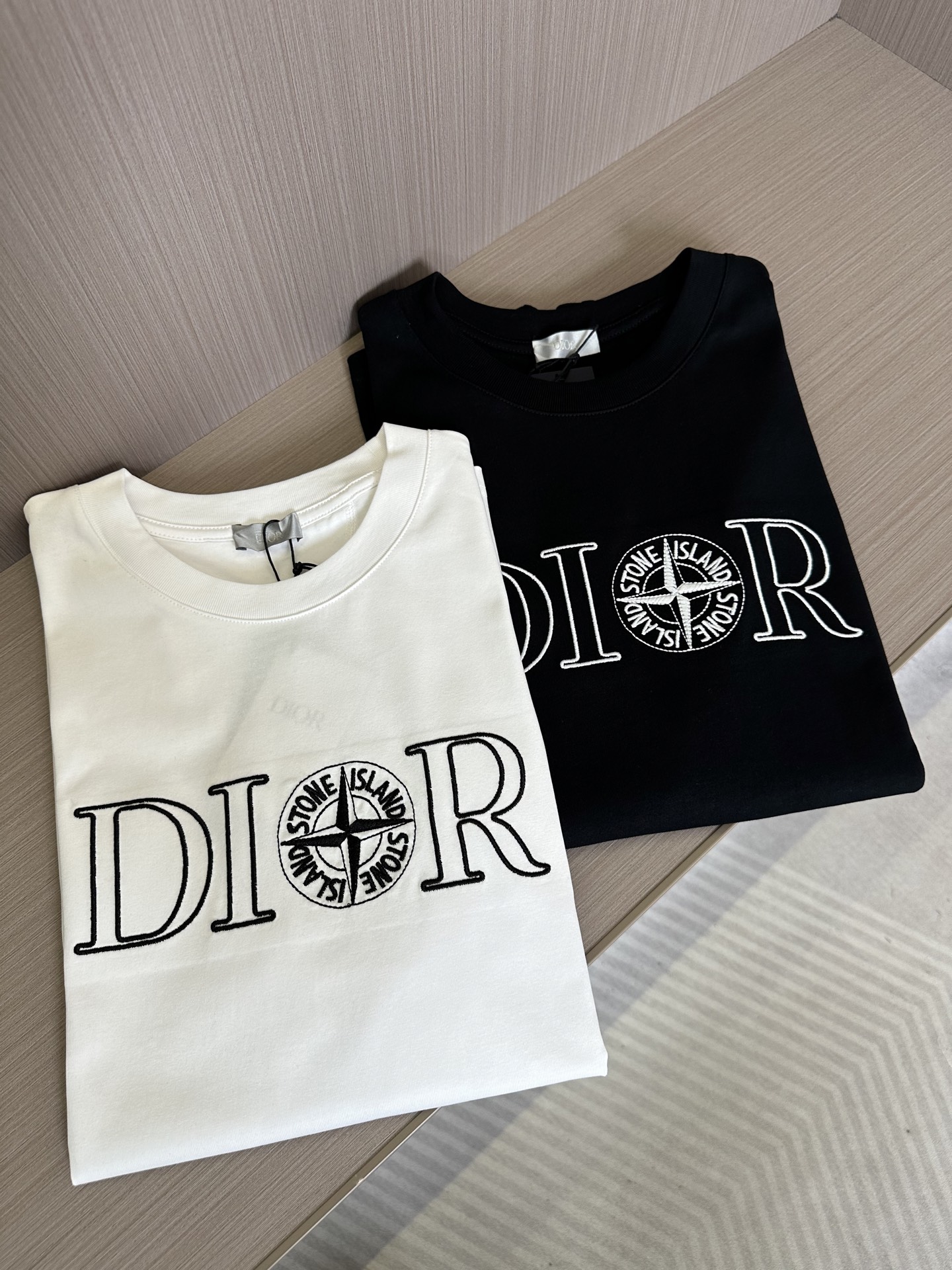 NO:146154,CD25SS Spring and Summer latest co-branded knitted cotton round neck short Tee, a fashionable compass logo with a co-branded pattern embroidered casual pullover short-sleeved T-shirt!  D-home’s new co-branded T-shirt is undoubtedly a fashionable item that combines fashion, quality and comfort!  It can not only satisfy your pursuit of fashion, but also make you stand out from the crowd and show your unique charm and taste!  This T-shirt is made of imported jersey cotton for customers, which is close to the body, comfortable and skin-friendly, and has good breathability and sweat resistance!  The front is decorated with a co-branded compass pattern logo. This unique design element cleverly combines classic and modernity, showing a unique fashion charm!  Especially the classic stars, like the pearl on the crown, complement the brand logo, not only highlights the brand's dignity and luxury, but also gives the clothes a unique fashionable charm!  The embroidery craftsmanship is exquisite and sophisticated, with clear lines, perfectly outlining the extraordinary identity of the brand!  Basic straight-tube style cutting design, recommended for the same style as men and women!  Black/white, two colors into it!  Size S-XXL S S shoulder width 45cm-bust 102cm-length 68cm M S shoulder width 46cm-bust 106cm-length 70cm L S shoulder width 47cm-bust 110cm-length 72cm XL S shoulder width 48cm-bust 114cm-length 74cm XXL S shoulder width 50cm-bust 118cm-length 76cm Size recommended (standard version) Height 174-140 catties, try on M size appropriately!  A boy can choose S code within 130 catties, a M code for 130-143 catties, a L code for 143-156 catties, a XL code for 156-170 catties, and a XXL code for 170-185 catties!  All girls can choose S code!  ,dior,T-shirt,tees,t-shirt,alexander wang19860909CD25SS春夏最新联名款针织棉布圆领短Tee,男女同款时尚罗盘标识联名图案刺绣休闲套头短袖T恤衫！D家全新联名T恤无疑是一件集时尚、品质、舒适于一身的时尚单品！它不仅能够满足你对时尚的追求,更能让你在人群中脱颖而出,展现出自己的独特魅力和品味！ 这款T恤采用客供进口平纹针织棉布制成,贴身舒适亲肤,具有良好的透气排汗性！前幅饰以联名罗盘图案标识,这一独特的设计元素巧妙地融合了经典与现代,展现出一种独特的时尚魅力！特别是那经典星星,如同王冠上的明珠,与品牌标志相得益彰,既彰显了品牌的尊贵与奢华,又赋予了衣物独特的时尚韵味！刺绣工艺精湛考究,线条清晰,完美勾勒出品牌的不凡身份！基础直筒版型裁剪设计,男女同款推荐！黑色/白色,两色入！尺码S-XXL S码肩宽45cm-胸围102cm-衣长68cm M码肩宽46cm-胸围106cm-衣长70cm L码肩宽47cm-胸围110cm-衣长72cm XL码肩宽48cm-胸围114cm-衣长74cm XXL码肩宽50cm-胸围118cm-衣长76cm 尺码推荐（标准版型） 身高174-140斤,试穿M码合适！ 男生体重130斤以内选择S码,130-143斤选择M码,143-156斤选择L码,156-170斤选择XL码,170-185斤选择XXL码！ 女生全部选择S码即可！,,dior,T-shirt,tees，t-shirt,alexander wang,Men's clothing