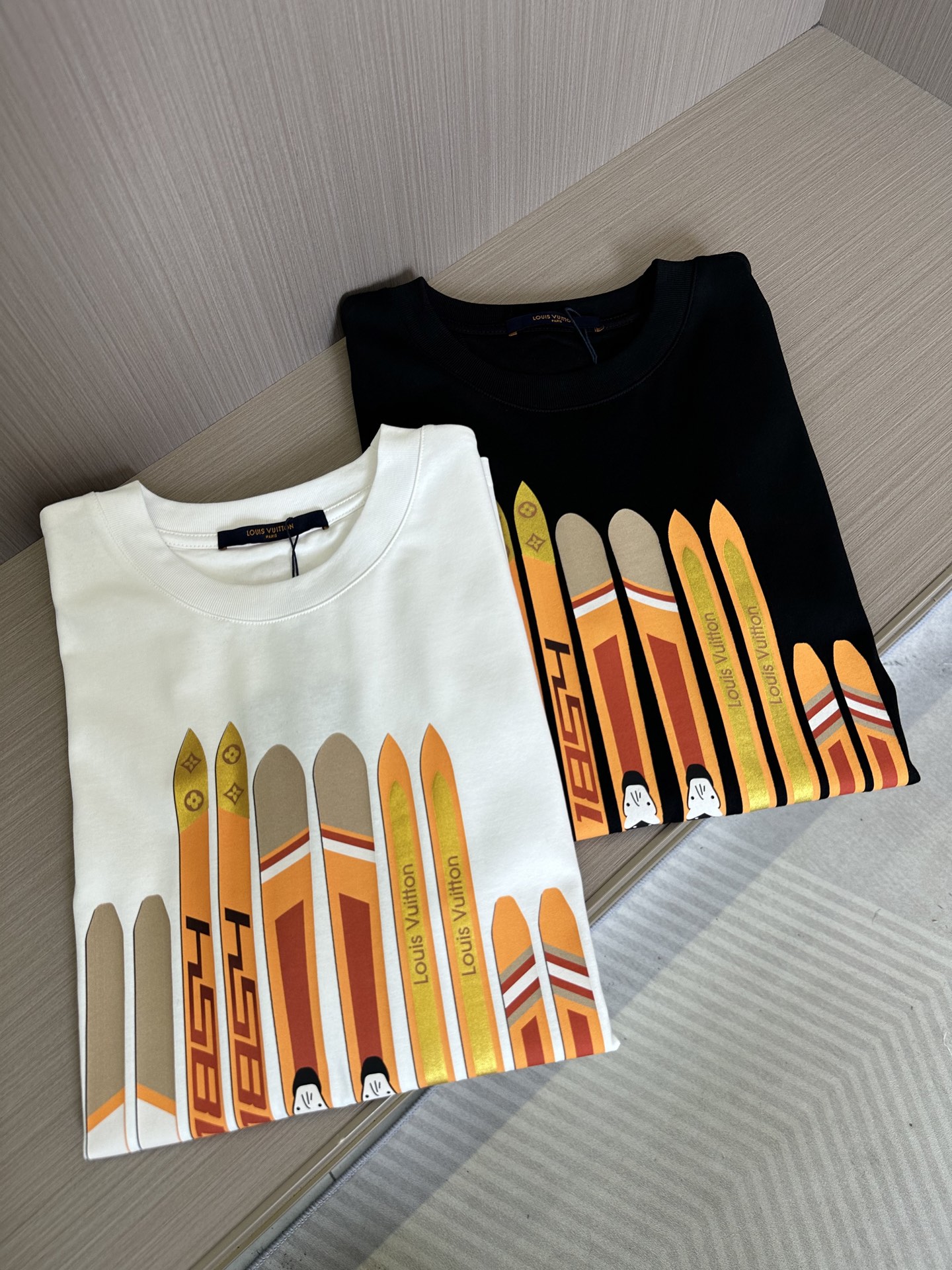 NO:146130,1V25SS spring and summer new jersey cotton round neck short T-shirt, men and women same colored snowboard pattern printed casual pullover short-sleeved T-shirt!  V Home's new snowboard T-shirt has become a beautiful landscape in the fashion industry with its high-quality fabrics, unique designs and perfect details!  The fabric is made of customized jersey cotton, which is not only soft and comfortable, but also has excellent performance in breathability and moisture absorption, ensuring that the wearer can enjoy the best wearing experience in all environments!  The front page uses eye-catching colorful snowboard pattern printing, with smooth lines and bright colors, which not only shows the fashionable feeling of skiing, but also full of fun, making people feel its unique charm at a glance!  The back collar is cleverly incorporated with exquisite ski character embroidery, with delicate details and lifelike characters, as if they are galloping on the ski resort, perfectly presenting the passion and dynamic of skiing on the T-shirt, and showing the details of the entire dress to the fullest!  The basic straight-leg design is simple and elegant, and can also well modify the body lines. Whether it is matched with casual pants or jeans, you can easily control various styles!  Black/white, two colors into it!  Size S-XXL S S shoulder width 45cm-bust 102cm-length 68cm M S shoulder width 46cm-bust 106cm-length 70cm L S shoulder width 47cm-bust 110cm-length 72cm XL S shoulder width 48cm-bust 114cm-length 74cm XXL S shoulder width 50cm-bust 118cm-length 76cm Size recommended (standard version) Height 174-140 catties, try on M size appropriately!  A boy can choose S code within 130 catties, a M code for 130-143 catties, a L code for 143-156 catties, a XL code for 156-170 catties, and a XXL code for 170-185 catties!  All girls can choose S code!  , jeans,T-shirt,tees,t-shirt,alexander wang198609091V25SS春夏新款平纹针织棉布圆领短T,男女同款彩色滑雪板图案印花休闲套头短袖T恤衫！V家全新滑雪板T恤以其高品质的面料、独特的设计以及完美的细节处理,成为了时尚界的一道亮丽风景线！ 其面料选用了客供定制平纹针织棉布,不仅质地柔软舒适,更在透气性和吸湿性上有着出色的表现,确保穿着者在各种环境下都能享受到最佳的穿着体验！前幅采用了醒目的彩色滑雪板图案印花,滑雪板线条流畅,色彩鲜艳,既展现出了滑雪运动的时尚感,又充满了趣味性,让人一眼就能感受到它的独特魅力！而后领处则巧妙地融入了精致的滑雪人物刺绣,细节精致入微,人物形象栩栩如生,仿佛正在雪场上驰骋,将滑雪的激情与动感完美地呈现在了T恤之上,更是将整件衣服的细节感展现得淋漓尽致！基础直筒版型设计,既简约大方、又能够很好地修饰身材线条,无论是搭配休闲裤还是牛仔裤,都能轻松驾驭各种风格！黑色/白色,两色入！尺码S-XXL S码肩宽45cm-胸围102cm-衣长68cm M码肩宽46cm-胸围106cm-衣长70cm L码肩宽47cm-胸围110cm-衣长72cm XL码肩宽48cm-胸围114cm-衣长74cm XXL码肩宽50cm-胸围118cm-衣长76cm 尺码推荐（标准版型） 身高174-140斤,试穿M码合适！ 男生体重130斤以内选择S码,130-143斤选择M码,143-156斤选择L码,156-170斤选择XL码,170-185斤选择XXL码！ 女生全部选择S码即可！,,jeans,T-shirt,tees，t-shirt,alexander wang,Men's clothing