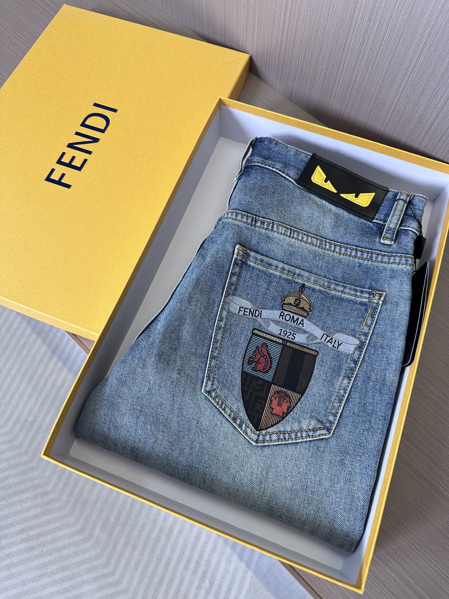 NO:162024,FD Fendi 25SS summer new style jeans, high-end quality, super soft and comfortable fabric, small straight-fitting style, slender upper body, universal matching model. Number of 29, 30, 31, 32, 33, 34, 36, 38, fendi, jeans, alexander wang19860909FD芬迪25SS夏季新款牛仔裤,高端品质,面料超级柔软舒适 小直筒版型,上身修长,万能搭配款 码数29,30,31,32,33,34,36,38,,fendi,jeans,alexander wang,Men's clothing
