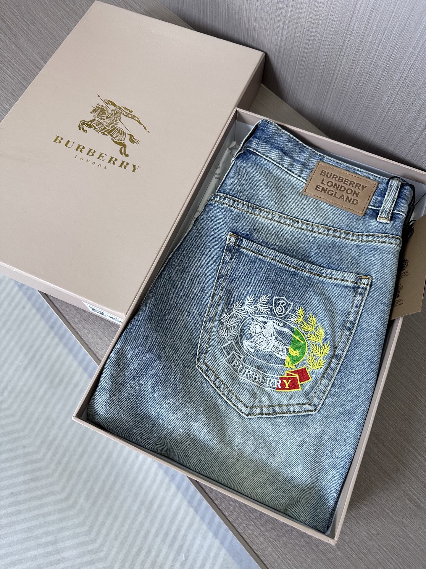 NO:162036,BBR Bajia 25SS summer new jeans, high-end quality, super soft and comfortable fabric, small straight-fitting style, slender upper body, universal matching model. Number of 29, 30, 31, 32, 33, 34, 36, 38, burberry, jeans, alexander wang19860909BBR巴家25SS夏季新款牛仔裤,高端品质,面料超级柔软舒适 小直筒版型,上身修长,万能搭配款 码数29,30,31,32,33,34,36,38,,burberry,jeans,alexander wang,Men's clothing