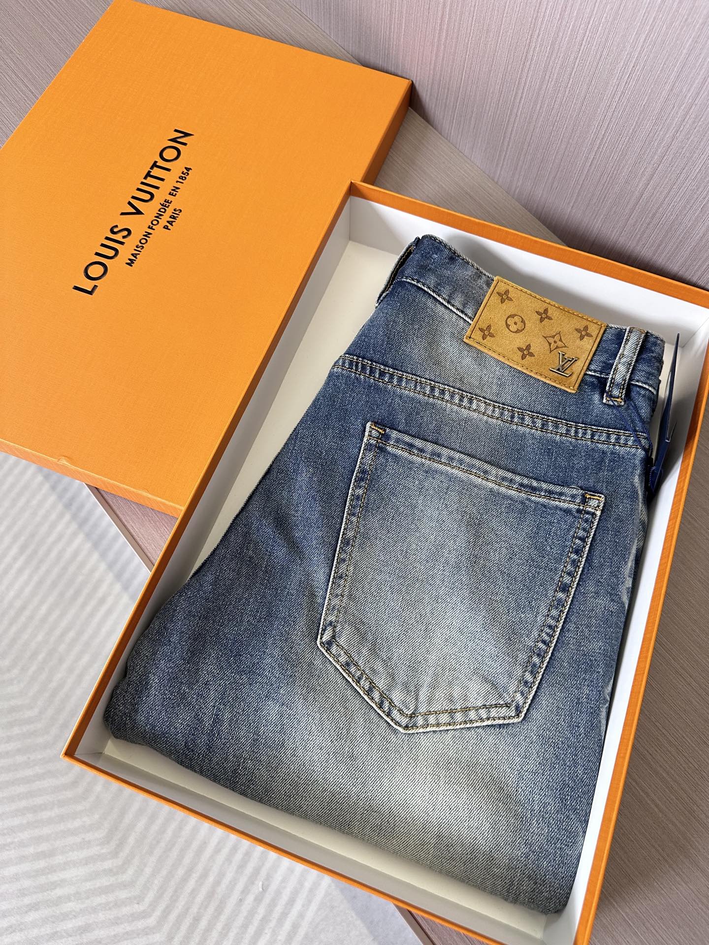 NO:162020,LV Donkey 25SS new summer jeans, high-end quality, super soft and comfortable fabric, small straight-fitting style, slender upper body, universal matching model. Number of 29, 30, 31, 32, 33, 34, 36, 38, , louis vuitton, louis vuitton, louis vuitton, jeans, alexander wang19860909LV驴家25SS夏季新款牛仔裤,高端品质,面料超级柔软舒适 小直筒版型,上身修长,万能搭配款 码数29,30,31,32,33,34,36,38,,louis vuitton,louis vuitton,louis vuitton,jeans,alexander wang,Men's clothing