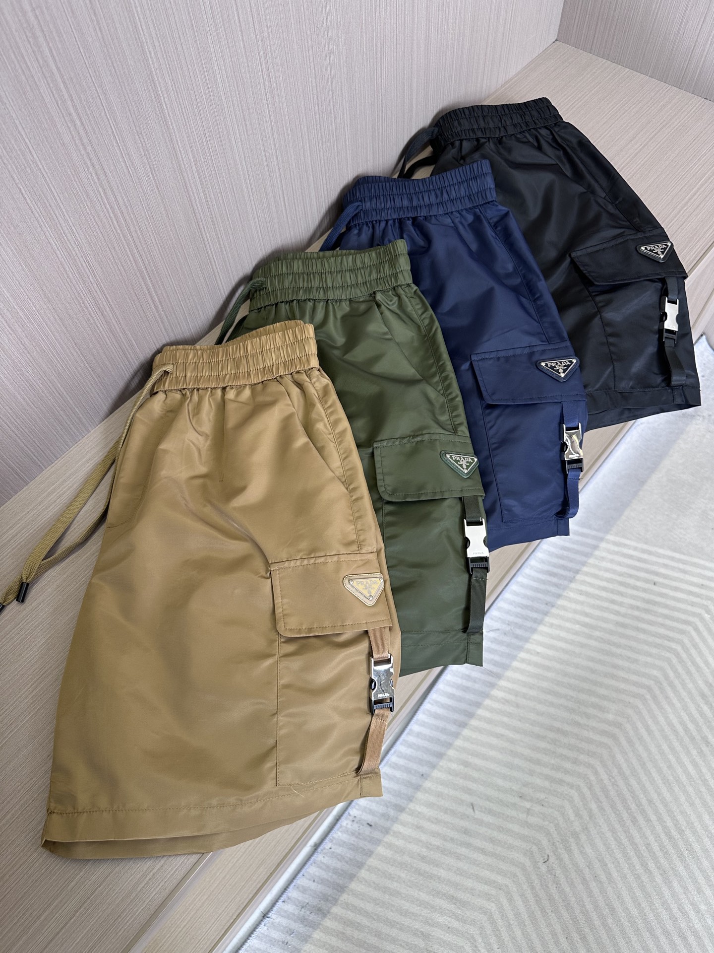 NO:155837,High-quality hardware and layout fabric PRA woven pockets Triangle logo classic logoLOGO 2025SS new shorts, customized fabric. Customized trouser rope hardware has a strong texture, smoothness, comfortable and breathable upper body, fashionable and casual outfit Color: Four colors Number of codes: M-3XL, prada, shorts, alexander wang19860909高品质 对版五金对版面料 PRA梭织口袋 三角标经典logoLOGO 2025SS新款短裤,定制面料.定制裤绳五金质感强,顺滑,上身舒适透气,时尚休闲穿搭  颜色: 四色 码数:M-3XL,,prada,shorts,alexander wang,Men's clothing