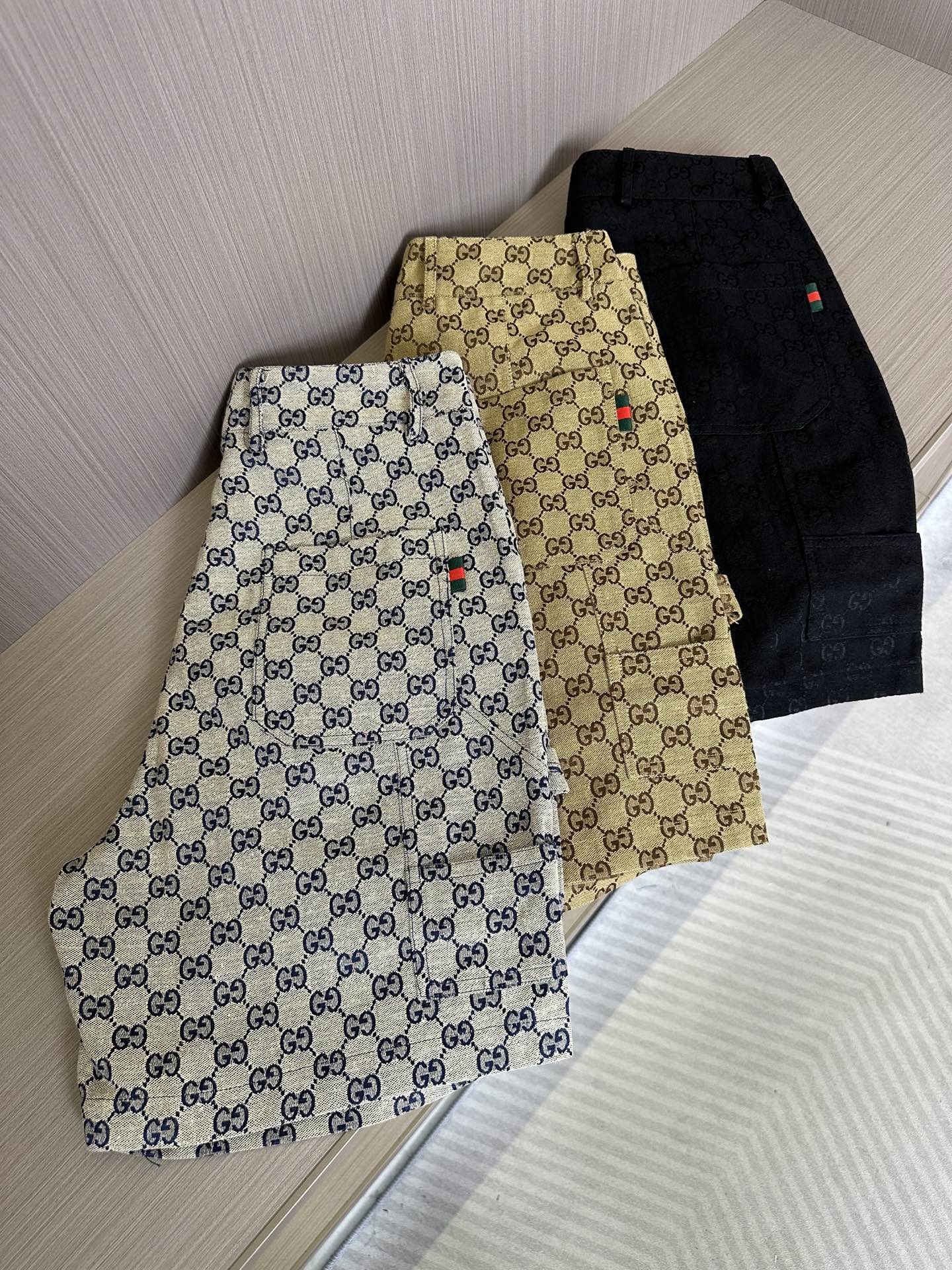 NO:155862,GU25SS spring and summer new GG jacquard logo cotton shorts, men's red and green woven label decorative fashionable casual and versatile shorts!  Trading companies have sparse channels and are released on the official website at the same time!  GG jacquard shorts, as a model work that emphasizes both fashion and quality, each of its details contains extraordinary craftsmanship and unique brand charm!  This shorts are made of customized pure cotton. The texture is not only crisp and stylish, but also ensures three-dimensional cutting and smooth lines when worn, but also allows the skin to enjoy natural breathing all day without losing comfort and breathability!  What really makes this shorts stand out is the classic GG pattern jacquard decoration carefully woven on the fabric through exquisite jacquard craftsmanship. This is not only a decoration, but also an intuitive display of the brand spirit!  With its delicate texture and distinct visual effects, the jacquard craft interprets the GG pattern into a retro and fashionable style. Each needle and thread reveals the ultimate pursuit of details, making the whole shorts full of a strong brand tone, allowing people to recognize their unique identity at a glance!  In the design, the combination of practicality and beauty is also emphasized. The double-closing design with branded buttons and zippers engraved with brand words is specially adopted, which not only ensures the convenience of wearing, but also cleverly incorporates brand elements, enhancing the overall sense of fashion!  The details of the red and green woven label in the back pocket are the finishing touch. Not only are the bright colors, but they form a sharp contrast with the overall tone, but their delicate weaving process also demonstrates the brand's extraordinary skills in detail processing, which makes people admire the details so unscrupulous!  Black/Apricot/Gray, three colors into it!  Size M-3XL M size waist 76cm-hip circumference 98cm-front 30cm-thigh circumference 62cm-thigh length 46cm L size waist 79cm-hip circumference 101cm-front 31cm-thigh circumference 64cm-thigh length 47cm XL size waist 82cm-thigh circumference 104cm-front 32cm-thigh circumference 66cm-thigh length 48cm XXL size waist 86cm-thigh circumference 108cm-front 33cm-thigh circumference 68cm-thigh length 49cm 3XL size waist 90cm-thigh circumference 112cm-front 33cm-thigh circumference 70cm-thigh length 50cm Size recommendation (standard version) Height 174-catties, try on L size appropriate!  A boy can choose M code within 130 catties, a L code for 130-143 catties, a XL code for 143-156 catties, a XXL code for 156-170 catties, and a 3XL code for 170-185 catties!  ,,shorts,alexander wang19860909GU25SS春夏新款GG提花标识全棉短裤,男士红绿织唛装饰时尚休闲百搭短裤！贸易公司渠道稀出,同步官网发售！GG提花短裤,作为时尚与品质并重的典范之作,其每一处细节都蕴含着不凡的匠心与独特的品牌魅力！ 这款短裤选用客供定制纯棉材质,不仅质地挺括有型,确保了穿着时的立体剪裁与流畅线条,更在不失舒适透气性的前提下,让肌肤享受全天候的自然呼吸！而真正让这条短裤脱颖而出的,是其面料上经过精湛提花工艺精心织造出的满幅经典GG图案提花装饰,这不仅仅是一种装饰,更是品牌精神的直观展现！提花工艺以其细腻的纹理与层次分明的视觉效果,将GG图案演绎得复古而时髦,每一针每一线都透露出对细节的极致追求,使得整件短裤充满了浓厚的品牌调性,让人一眼便能辨认出其独特的身份标识！ 在设计上同样注重实用与美观的结合,门襟处特别采用了刻有品牌字样的纽扣与拉链双重开合设计,既保证了穿着的便捷性,又巧妙地融入了品牌元素,提升了整体的时尚感！而后兜处的红绿织唛细节,更是点睛之笔,不仅色彩鲜明,与整体色调形成鲜明对比,更以其细腻的织造工艺,展现了品牌在细节处理上的不凡功力,让人不禁赞叹其细节之处竟也如此无法挑剔！黑色/杏色/灰色,三色入！尺码M-3XL M码腰围76cm-臀围98cm-前档30cm-大腿围62cm-裤长46cm L码腰围79cm-臀围101cm-前档31cm-大腿围64cm-裤长47cm XL码腰围82cm-臀围104cm-前档32cm-大腿围66cm-裤长48cm XXL码腰围86cm-臀围108cm-前档33cm-大腿围68cm-裤长49cm 3XL码腰围90cm-臀围112cm-前档33cm-大腿围70cm-裤长50cm 尺码推荐（标准版型） 身高174-斤,试穿L码合适！ 男生体重130斤以内选择M码,130-143斤选择L码,143-156斤选择XL码,156-170斤选择XXL码,170-185斤选择3XL码！,,shorts,alexander wang,Men's clothing