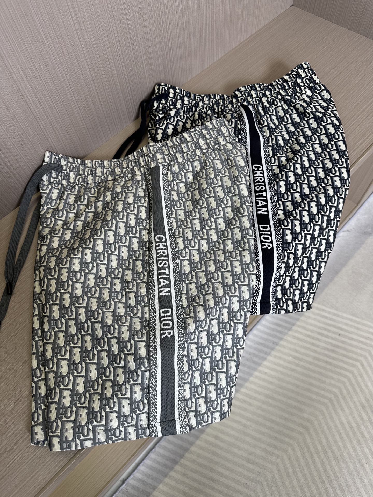 NO:155835,Dior2025 spring and summer new jacquard logo couple shorts high version original custom top fabric, the same high-density fabric as internet celebrities, customized jacquard logo fabric, very high-end and stylish!  The fabric feels very comfortable and a super versatile and beautiful shorts!  !  Complete three standards, same style for men and women, essential models for human hands Size M-3XL,,dior,shorts,alexander wang19860909Dior2025春夏新款提花logo情侣款短裤高版本 原版定制顶级面料,网红明星同款高密度面料,定制提花logo面料,很高档、很有范儿！面料手感非常舒服 超级百搭好看的一款短裤！！三标齐全 男女同款 人手必备款 尺码M-3XL,,dior,shorts,alexander wang,Men's clothing