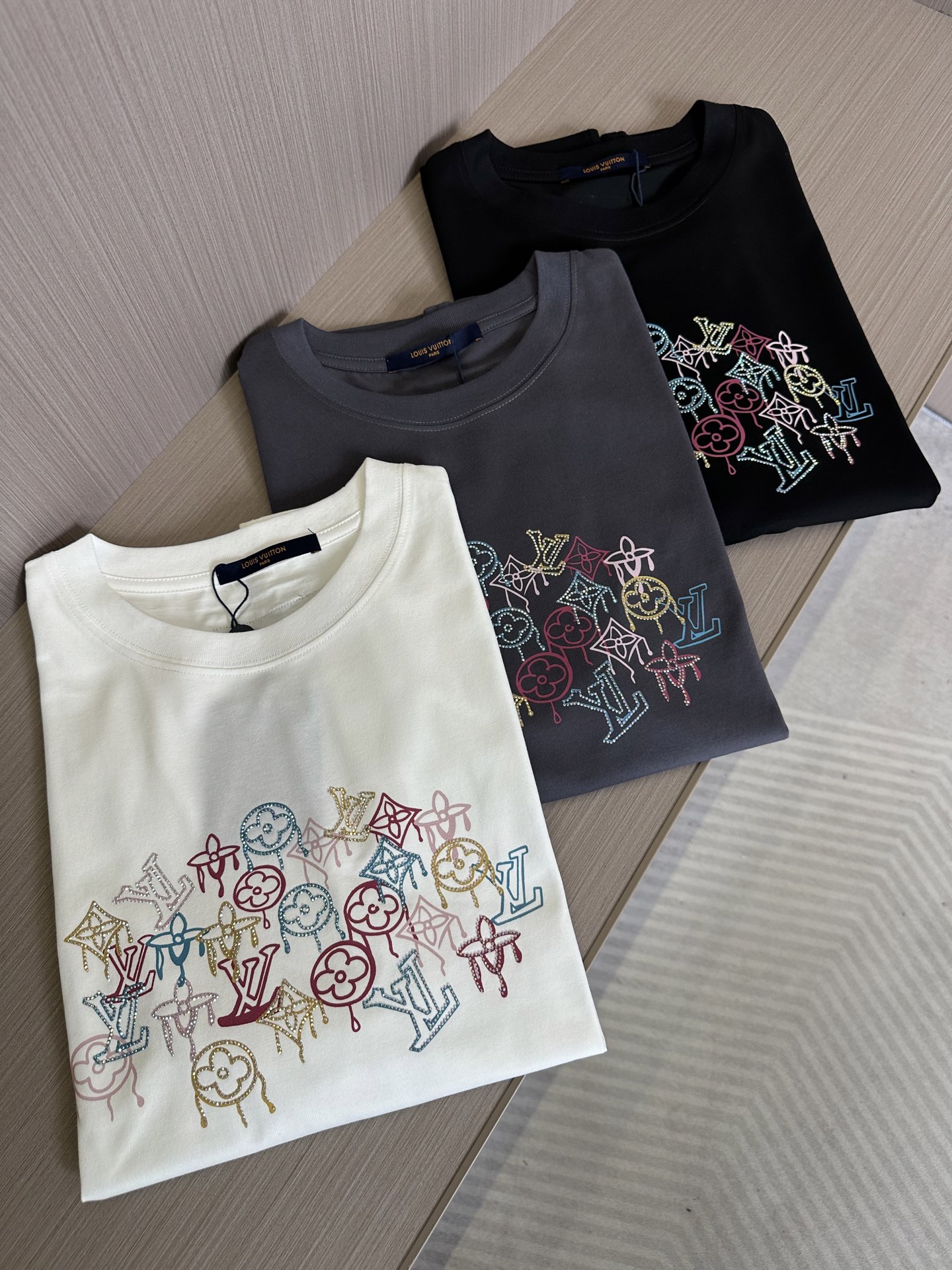 NO:155784,2025 Spring and Summer Series New Products L Home Show T-shirt The same T-shirt This T-shirt is decorated with L Home 3D printed ironing technology embellishment, showing its agility and change, unrestrained and rejuvenating the fun of dressing. Seiko threaded necklines are woven to modify the body shape and are less likely to deform, and the details reflects exquisite craftsmanship. 3 colors are available #size M-3XL,,louis vuitton,tees, t-shirt, alexander wang198609092025春夏系列新品 L 家秀场同款T恤 此款T恤定制面料饰有L家3D印花烫钻工艺嵌饰,展现其灵动变幻,恣意发不竭新生,重新勾起着装的乐趣.精工螺纹现织领口,修饰身形同时更不易变形,与细节处体现精致工艺.3色可选#尺码M-3XL,,louis vuitton,tees，t-shirt,alexander wang,Men's clothing