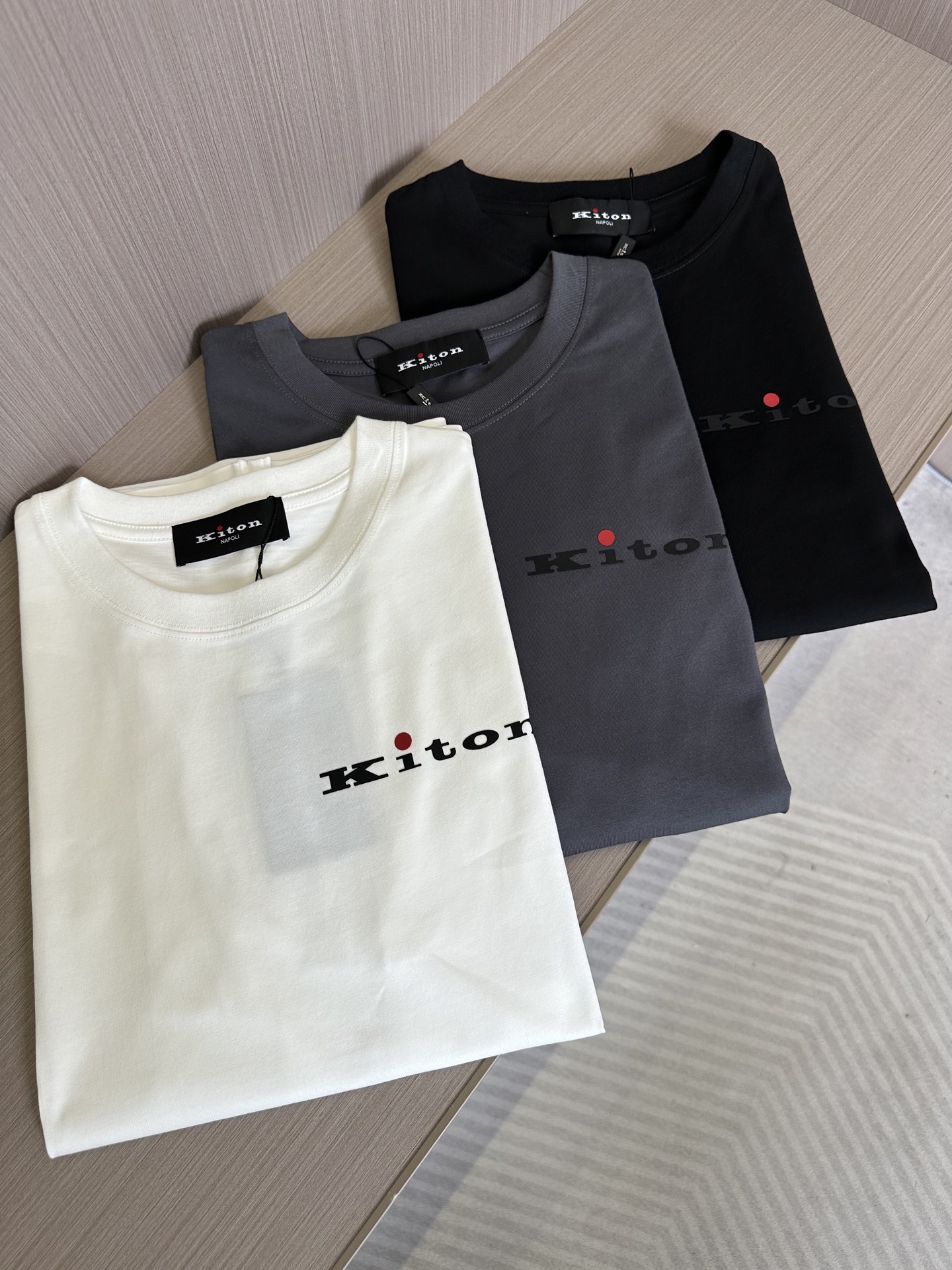 NO:155816,[New Product] New products in 2025 spring and summer, classic and luxurious work!  !  The appearance is perfect!  !  KITON Men's Simple Business and Casual Pure Cotton Round Neck Short-Sleeve T-shirt. It is known as a model in the fashion and handicraft industry. It is a royal aristocrat and elite royal brand. It is the first choice for Prince Charles, Putin and Wall Street financial tycoons. It is the world's top luxury men's clothing brand!  The overall design style follows the Ki family genes, the classic aristocratic old Qian style, and is quite exquisite in fabric selection and craftsmanship. It is low-key and luxurious, elegant and noble. Every detail proves the brand's own sense of luxury!  The chest is decorated with an iconic brand logo, and it is perfectly presented using fine three-dimensional silicone printing technology, which strongly demonstrates identity and image!  Foreign customers supply double-strand mercerized cotton environmentally friendly fabrics, rare performance fabrics on the market, extremely delicate texture structure, first-class texture, excellent gloss, invincible comfort with a strong sense of ice, silky and smooth, and the exquisite taste is very high-end and luxurious, which subverts the imagination!  The upper body has first-class effect and a strong sense of elegance. It is quite outstanding in both inner wear and single wear. It is light and versatile in color. It can be used for business and leisure in any occasion. The wardrobe has excellent business and leisure, and it is excellent for high attendance, and everyone has one!  Color gray Black White Size S M L XL XXL Size data S S shoulder width 46cm-bust 104cm-length 66cm M Shoulder width 49cm-bust 110cm-length 68cm L Shoulder width 52cm-bust 116cm-length 70cm XL Shoulder width 55cm-bust 121cm-length 72cm XXL Shoulder width 57cm-bust 126cm-length 74cm, T-shirt,tees,t-shirt,alexander wang19860909【新品】2025春夏新品,经典奢华之作！！品相完美如斯！！KITON奇顿男士简约商务休闲纯棉圆领短袖T恤.被誉为时装手工界的典范,皇室贵族及精英御用品牌,查尔斯王子和普京及华尔街金融大鳄们的首选,属于全球顶级奢华男装品牌！整体的设计风格沿袭了Ki家族基因,经典贵族老钱风,在面料选取和工艺方面都相当考究,低调且奢华,优雅且高贵,每一个细节都在力证品牌自身的高级感！胸前饰有标志性品牌标识,运用精立体硅胶印花工艺完美呈现,有力标榜了身份与形象！外商客供双股丝光棉环保面料,市面稀有的性能面料,肌理构造极为细腻,质感方面一流,光泽度极好,触感无敌的舒适,具有强烈的冰感,丝滑柔顺,细品非常高级奢华,所带来的体验感颠覆想象！上身效果一流,儒雅气质感极强,无论内搭还是单穿都颇为出彩,轻熟百搭配色,驾驭任何场合,商务休闲皆可,衣橱商务休闲绝佳的高出勤率,人手一件！ 颜色灰色 黑色 白色 尺码S M L XL XXL 尺码数据 S码肩宽46cm-胸围104cm-衣长66cm M码肩宽49cm-胸围110cm-衣长68cm L码肩宽52cm-胸围116cm-衣长70cm XL码肩宽55cm-胸围121cm-衣长72cm XXL码肩宽57cm-胸围126cm-衣长74cm,,T-shirt,tees，t-shirt,alexander wang,Men's clothing
