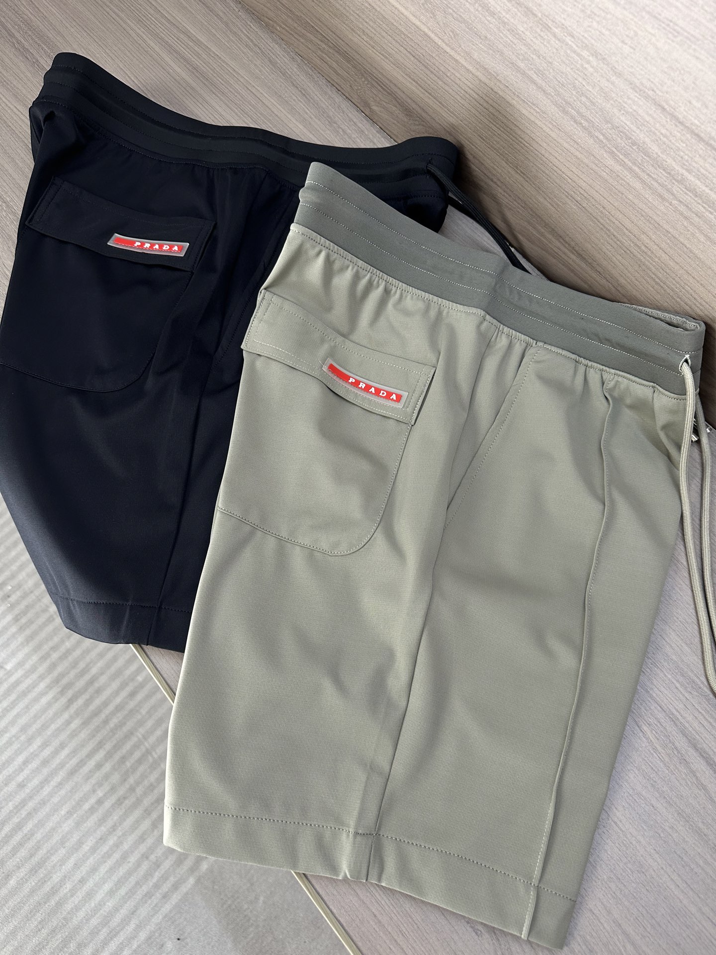 NO:479870,(New product) Ppujia 25SS summer shorts This model is a series that combines fashion, leisure and sports, demonstrating innovation, design and functionality. The series was first unveiled in 1997. It stands out with a versatile high-function design, integrating contemporary aesthetic concepts and advanced technology. The fabric is imported from Korea, with an ordering cycle of up to 90 days. The craft uses imported rubber strips, with a temperature of 160 degrees, with stable firmness, and a national standard test, and is not easy to break. The classic red rubber strips are never out of date, and are on sale in Hong Kong counters. The pocket design is clever, both practical and decorative. The wearable style is adapted to the range of occasions, and the style shows clean and neat body lines. The right length is also considered to take into account the comfort needs of different groups of people. It is suitable for summer outdoor sports and office outfits. The details show the ingenuity, which all reflects Pra's exquisite craftsmanship  Color black, khaki code number M-3XL, prada, prada, shorts, alexander wang19860909（新品) P普家25SS夏季短裤款 此款是一个融合时尚休闲与运动的系列,彰显创新性、设计感与功能性.该系列于1997年首度亮相,以百搭的高功能设计脱颖而出,融合当代美学理念与先进技术, 面料采用韩国进口面料,订货周期高达90天. 工艺采用进口胶条,温度达160度热压,牢固性稳定,国标测试达标,不易破损. 经典红胶条永不过时,香港专柜在售,口袋的设计巧妙,兼具实用性与装饰性.穿着版型适应场合范围广,版型展现干净利落的身形线条,恰到好处的长度更是考虑到不同人群的舒适需求,适合夏季户外运动和办公室穿搭,细节之处尽显匠心,无不体现Pra的精湛工艺 颜色黑色,卡其 码数M-3XL,,prada,prada,shorts,alexander wang,Men's clothing