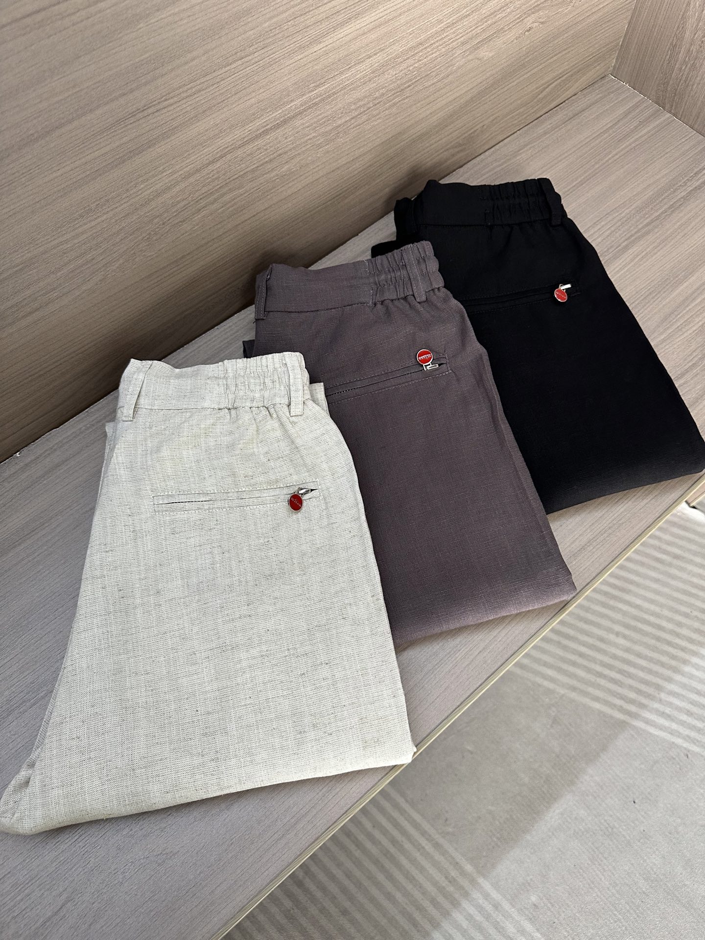 NO:479810,KIT men's high-end linen casual linen pants, linen items are constantly reincarnated in the fashion field, with super high matching and affinity, and are deeply favored by modern urban people!  In terms of design tone, it continues to follow the minimalist route of K's home, and each detail element is rich in its own way. The classic red buttons and red rope heads are soul-like interpretations, greatly enriching the overall visual effect, and strongly proclaiming the brand identity, adding a bit of casualness and elegance!  Customer-supplied linen fabrics, washed with special craftsmanship, perfectly combine comfort and texture beauty, excellent skin-friendliness, with an ice-like feel, and excellent smooth drooping sensibility, and breathability is self-evident. It has a unique style, which is quite pleasing to the eye in terms of vision and full of artistic conception!  Detailed and exquisite, all auxiliary materials are customized, the upper body is excellent, the light luxury aura, and the dressing is extremely high in mixing and matching. A pair of trousers with three colors are available. The number of code M-3XL, alexander wang19860909KIT男士高端亚麻休闲麻裤,亚麻单品在时装领域不断轮回演绎,有着超高的搭配缘和亲和力,深受现代都市人士青睐！在设计基调方面继续沿袭了K家的极简路线,细节元素各自丰富发挥,经典红色纽扣及红色绳头属于灵魂式的诠释,极大的丰富了整体视觉效果,且有力标榜了品牌身份,平添了几分随性与优雅！客供臻选亚麻面料,经特殊工艺水洗处理,完美兼具了舒适感与肌理美感,亲肤性绝佳,自带冰感,顺滑垂感性亦优越,透气性不言而喻.自成一派的独特风格,视觉方面相当耐看,意境十足！细节方面精致考究,辅料全系客供定制,上身效果极佳,满满的轻奢气场,穿搭方面混搭性极高一款裤装 三色齐发 码数M-3XL,,alexander wang,Men's clothing