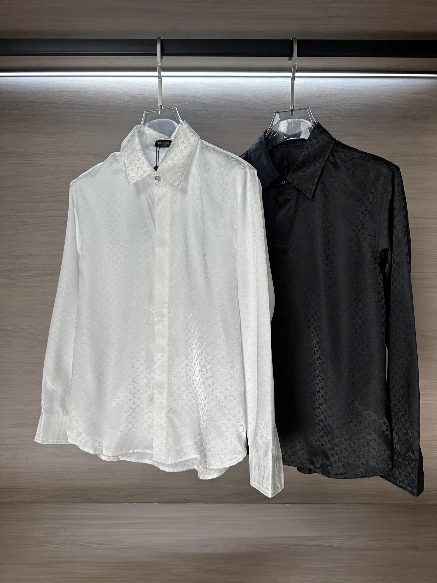 NO:441621,L Donkey Brand 25SS Spring and Summer Men's High Fashion Long-sleeved Shirts, there is no doubt about the things of Donkey House. Its rank and brand influence are very representative, with its own unique style aesthetics. Among the many single product series, its basic single product is the classic ace work of Donkey House. It has nothing to do with the season and style direction, and is a must-have type every season. It abandons fashion concept design and presents it with a streamlined but fashionable style!  The classic presbyterian elements perfectly follow the essence and genes of LV. The designer cleverly interprets the three presbyterian logos in a unique and innovative way, integrating them, showing a very distinctive and fashionable proposition, which is very labeled and perfectly boasts the identity of the brand!  Customer-supplied imported fabrics, processed without ironing, have excellent texture and excellent skin-friendliness. The fabric texture exudes a sense of high-end and luxurious, and has an excellent touch experience!  Detailed and sophisticated, first-class quality, impeccable, selected high-end mother-sized buckles, tightly lined, versatile color matching, casual commuting, no age-level limitations, and extremely high-level control!  Size S-XL, louis vuitton,louis vuitton,louis vuitton,shirts,alexander wang19860909L驴牌25SS春夏男士高级时装长袖衬衫,驴家的东西无需质疑,其段位和品牌影响力都属于极具代表性的,有着自身独特的风格美学,在众多单品系列中,其基础款单品属于驴家的经典王牌之作,无关季节和风格走向,属于每季节必出的类型,摒弃了时装概念设计,以精简而不失时髦的画风呈现！经典老花元素,完美沿袭了 LV 的精髓与基因,设计师巧妙对三种老花标识进行别具一格的创新演绎,浑然一体,展现出极具鲜明态度的时髦主张,非常标签化,完美标榜了品牌的身份！客供进口面料,经过免烫工艺处理,质感颇为上乘,亲肤性绝佳,面料肌理透着高级和贵奢感,触感体验值绝佳！细节精致考究,品相一流,无可挑剔,甄选的高级母贝扣,走线严丝合缝,配色基础百搭,通勤亦休闲,无年龄层次限定,驾驭度极高的时髦单品！尺码S-XL,,louis vuitton,louis vuitton,louis vuitton,shirts,alexander wang,Men's clothing