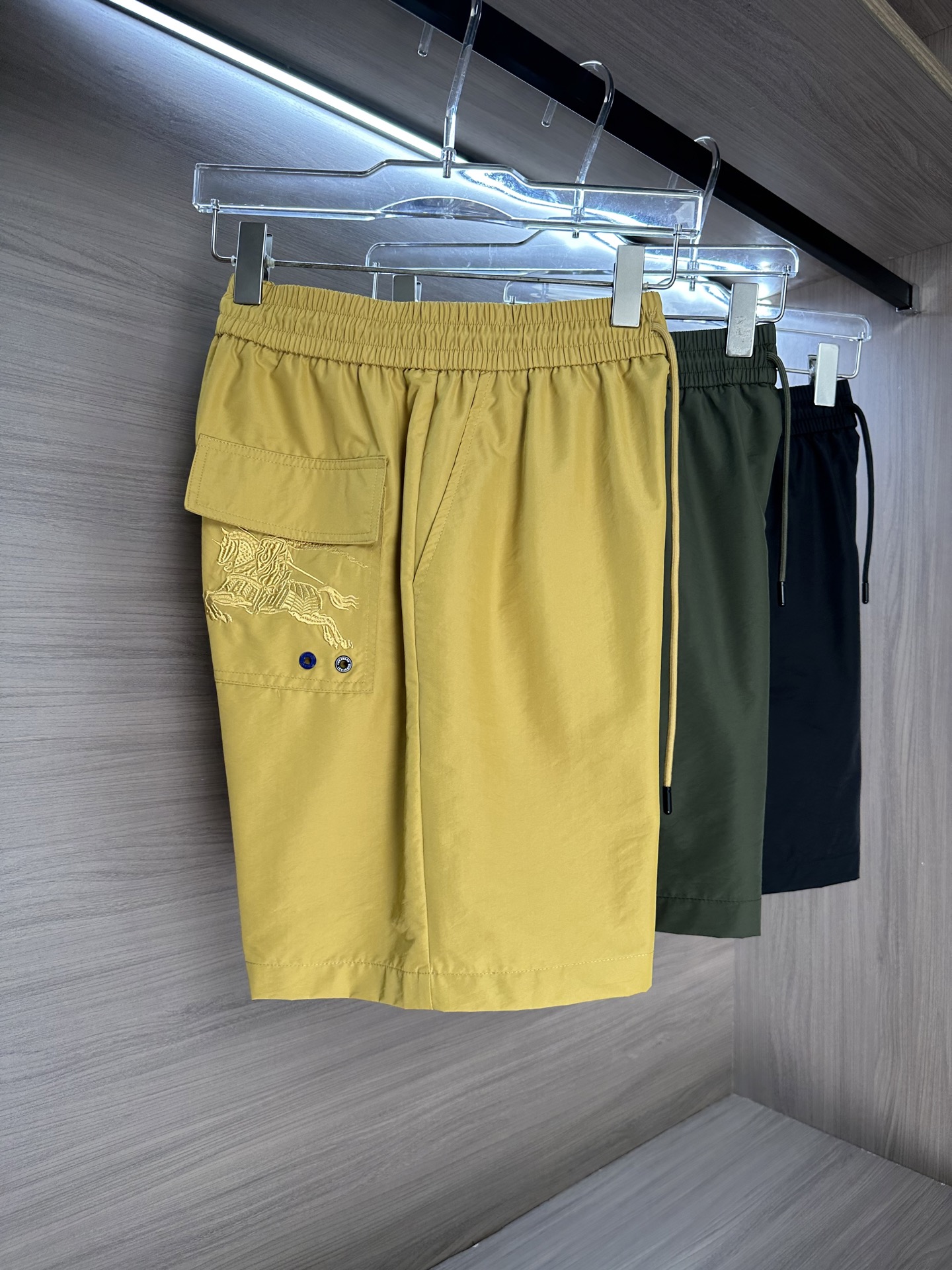 NO:479847,BURB hit shorts ss new men's casual shorts, high-end version!  Customized fabrics for counters are breathable and comfortable, with impeccable details, and the brand element design concept reflects high quality. The feel is delicate and soft!  It is casually cut, with a great upper body style!  Color yellow, military green, black Number of 48-56, Burberry, shorts, alexander wang19860909BURB爆款短裤ss新款男士休闲短裤,高端版本！专柜定制面料 透气舒适度高,细节无可挑剔,品牌元素设计理念,体现高品质.手感细腻柔软！呈现休闲裁剪,上身版型超赞！ 颜色黄色,军绿,黑色 码数48—56,,burberry,shorts,alexander wang,Men's clothing