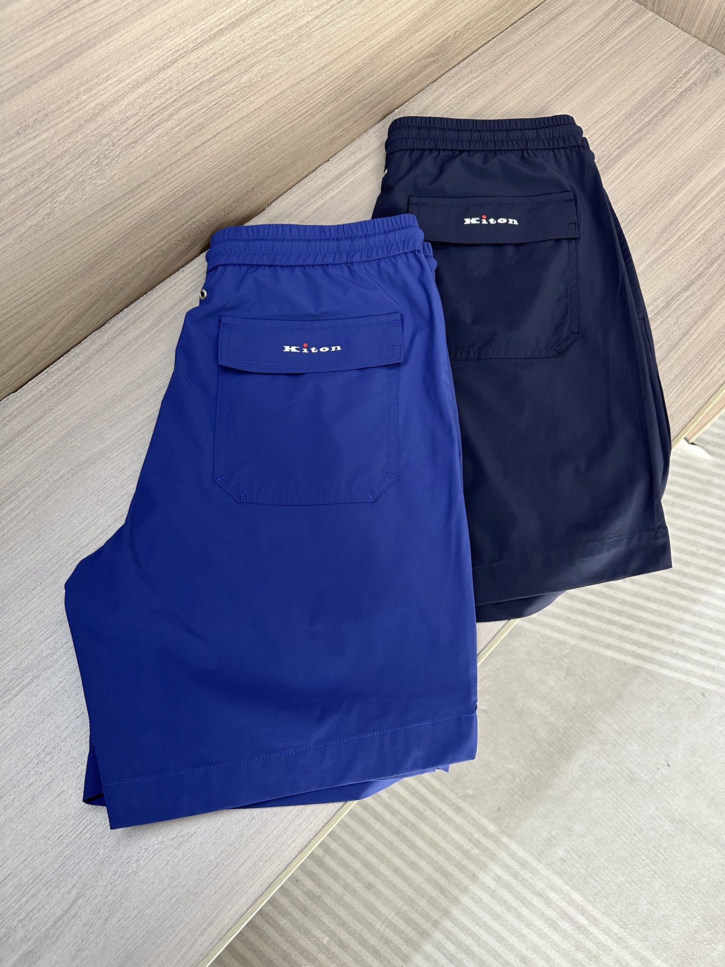 NO:479827,Kito's new spring and summer shorts show low-key luxury in classic tones. The elastic waist and drawstring design take into account comfort and fashion, and can be adjusted as you like. The neat style modifies the leg lines, simple and atmospheric. The exquisite brand logo reveals the brand style in a low-key manner. Whether it is a casual T-shirt walking on the street or wearing it during sports, it can show a unique fashion attitude and excellent quality. Color navy blue, color blue Size 48-58, shorts,tees, t-shirt, alexander wang19860909Kito春夏新品短裤,以经典色调彰显低调奢华.松紧腰头搭配抽绳设计,兼顾舒适与时尚,可随心调节.利落的版型,修饰腿部线条,简约又大气.精致的品牌标识logo低调中透露品牌格调,无论是搭配休闲T恤漫步街头,还是运动时穿着,都能展现出独特的时尚态度与卓越品质. 颜色藏蓝色,彩蓝色 尺码48-58,,shorts,tees，t-shirt,alexander wang,Men's clothing