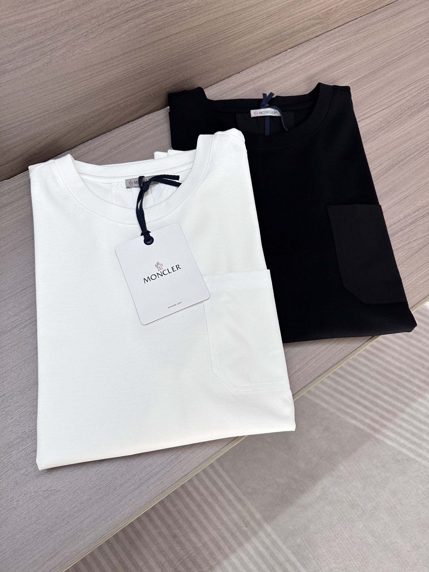   🔥Mon 蒙家25SS夏季新款圆领短袖，高端品质，独家定制面料，两侧金属按扣设计 时尚感超强，开模定