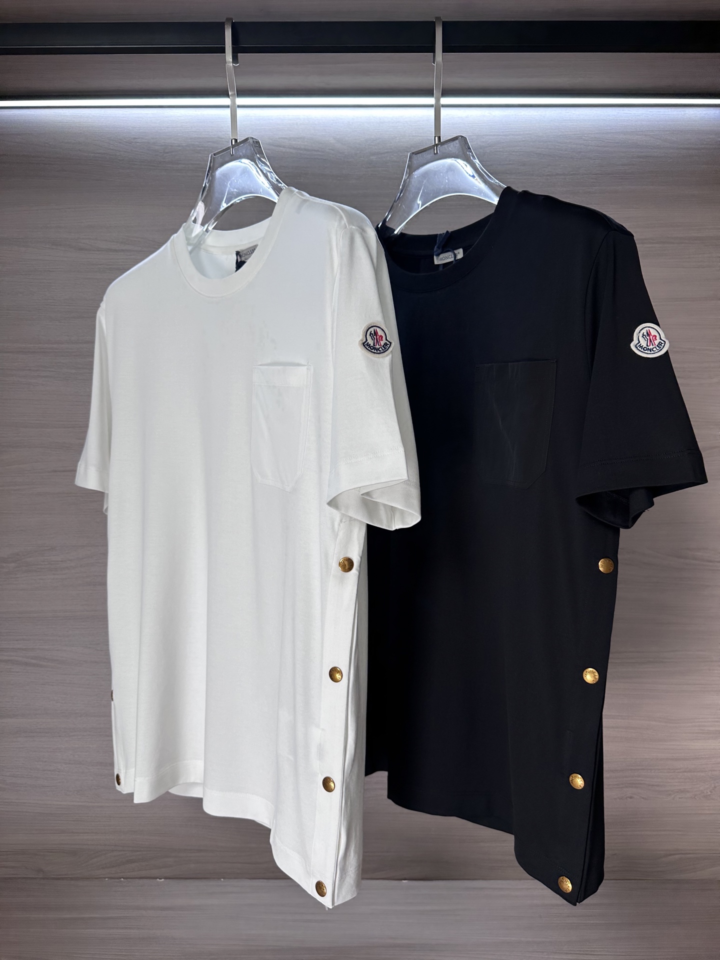   🔥Mon 蒙家25SS夏季新款圆领短袖，高端品质，独家定制面料，两侧金属按扣设计 时尚感超强，开模定