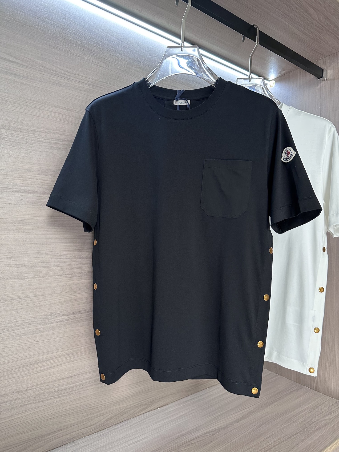   🔥Mon 蒙家25SS夏季新款圆领短袖，高端品质，独家定制面料，两侧金属按扣设计 时尚感超强，开模定