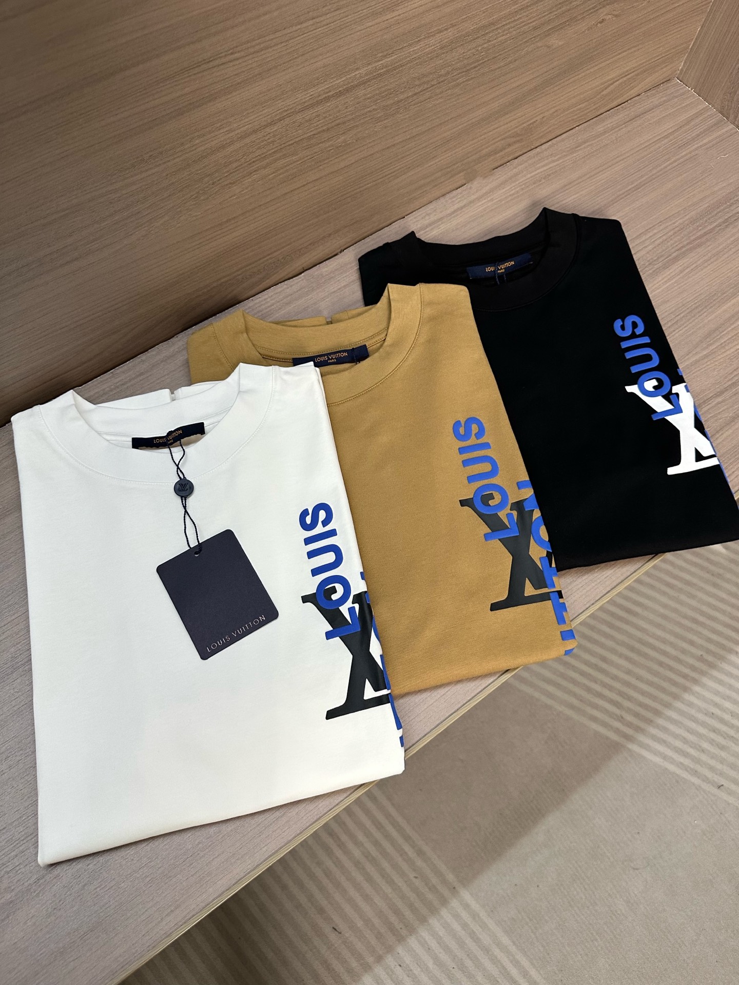 NO:490411,LV Donkey 25SS spring and summer new round neck short sleeves, customized pure cotton material, comfortable and breathable, creative letter design on chest, fashionable and versatile, casual items, color black, white, khaki brown S-2XL,,louis vuitton,louis vuitton,louis vuitton,t-shirt,alexander wang19860909LV驴家25SS春夏新款圆领短袖,定制纯棉材质,舒适透气,胸前创意字母设计 时尚百搭,休闲单品 颜色黑色,白色,卡其棕 码数S-2XL,,louis vuitton,louis vuitton,louis vuitton,T-shirt,alexander wang,Men's clothing